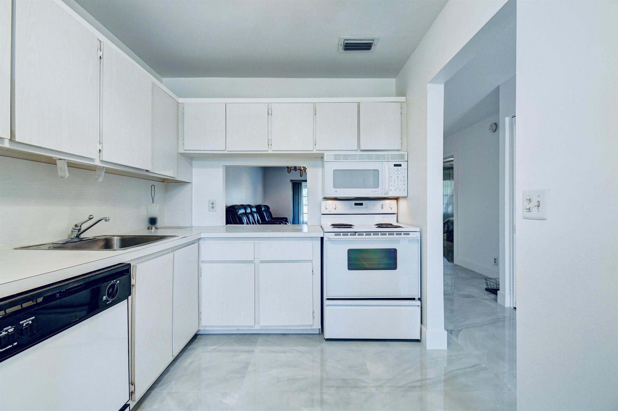 Photo 7 of home located at 159 Lake Meryl Drive, West Palm Beach FL