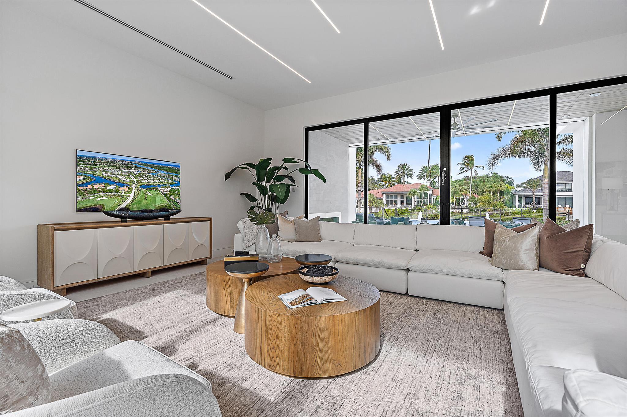 Photo 11 of home located at 410 Mariner Drive, Jupiter FL