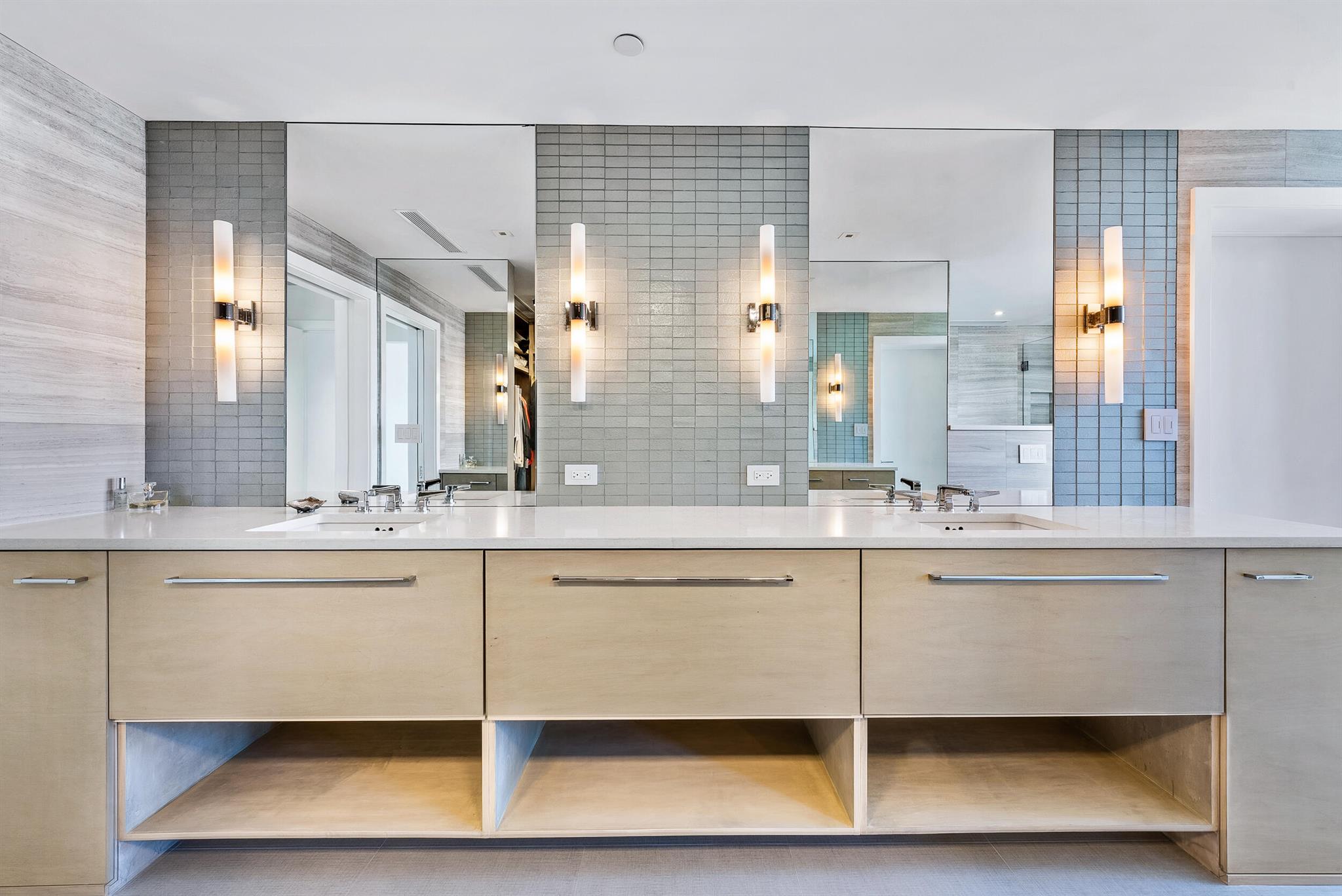 Photo 13 of home located at 3120 S Ocean Boulevard 3402, Palm Beach FL