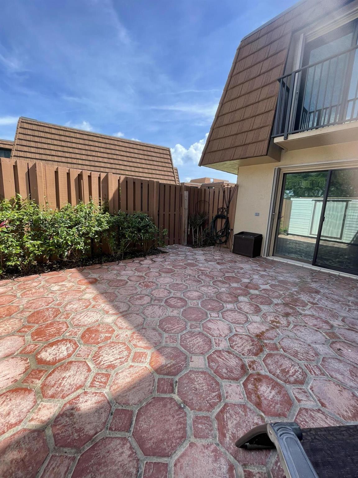 Photo 21 of home located at 2558 Lakeview Court, Cooper City FL