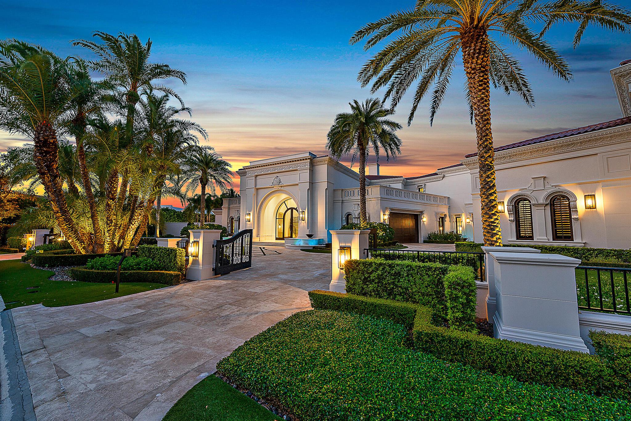 Photo 10 of home located at 176 Spyglass Lane, Jupiter FL