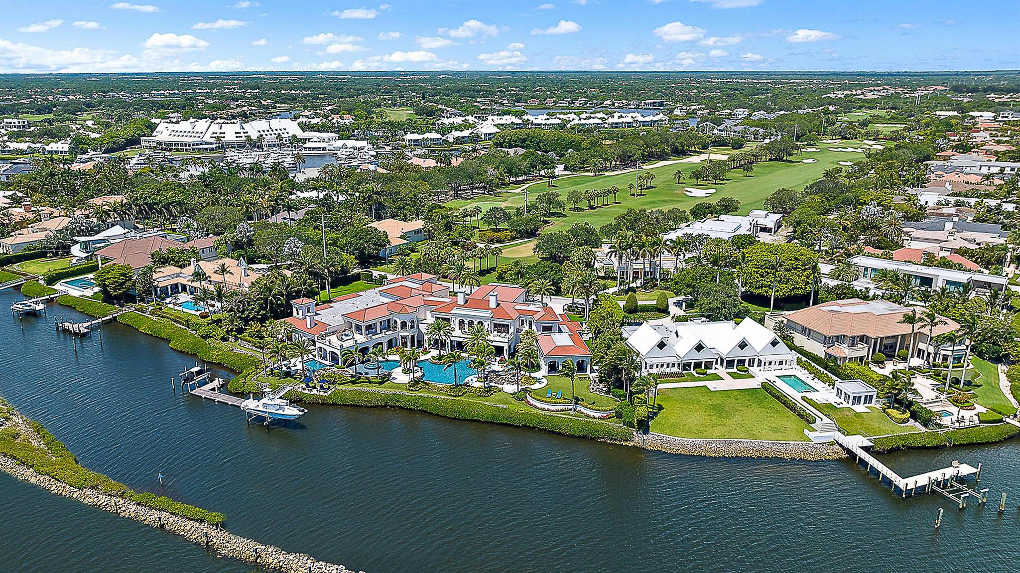Photo 16 of home located at 176 Spyglass Lane, Jupiter FL