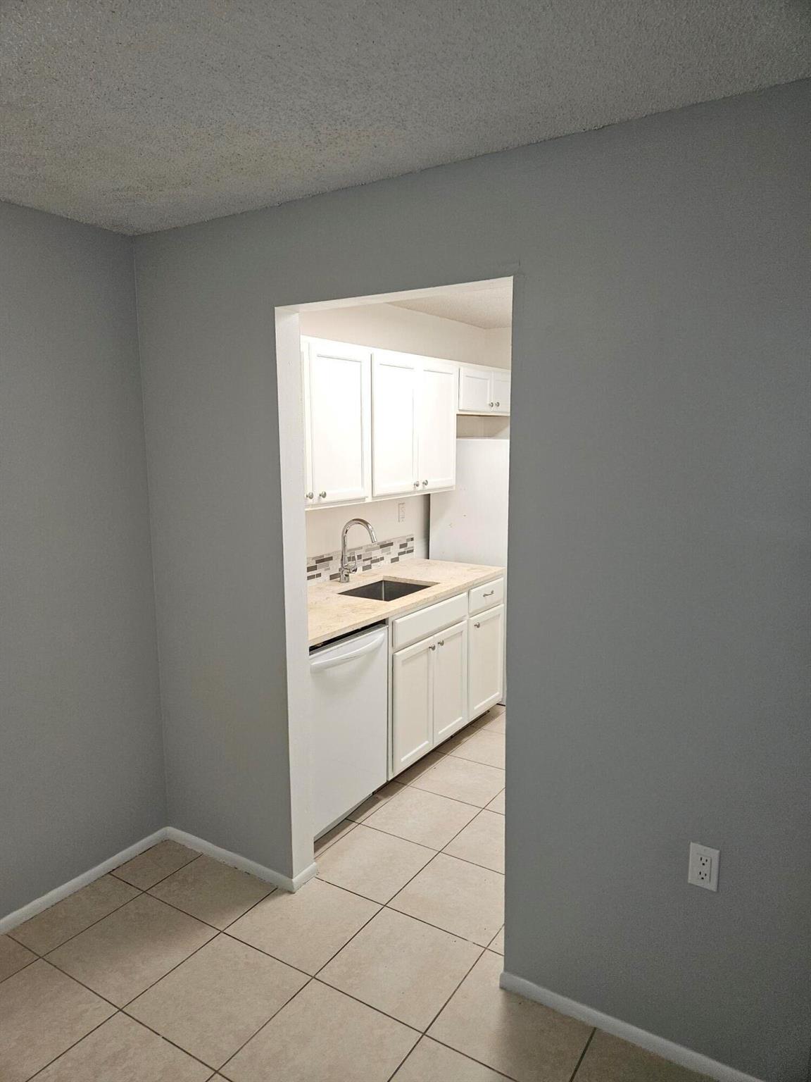 Photo 4 of home located at 1153 Lake Victoria Drive J, West Palm Beach FL