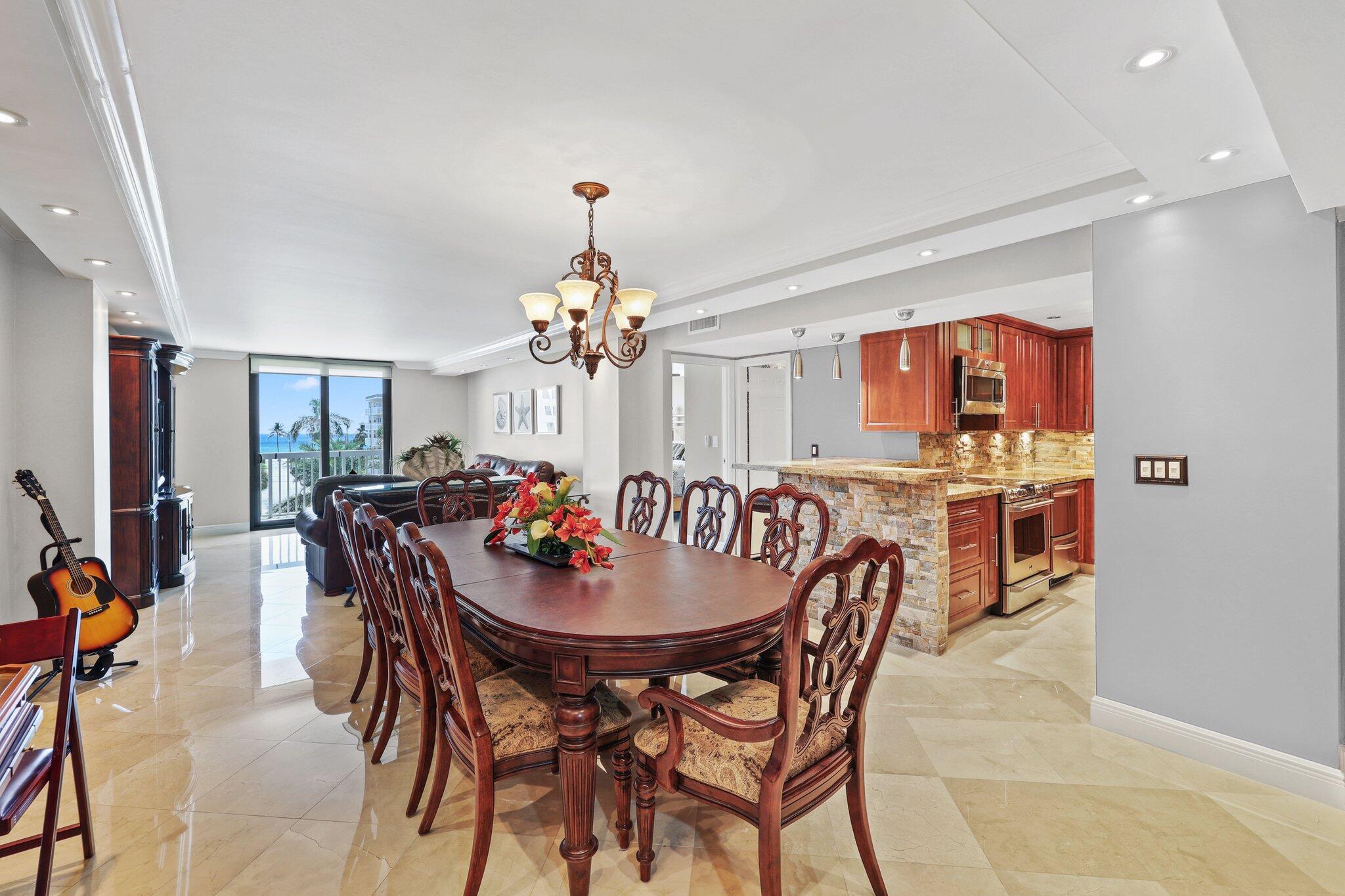 Condo for Sale in Hollywood, FL