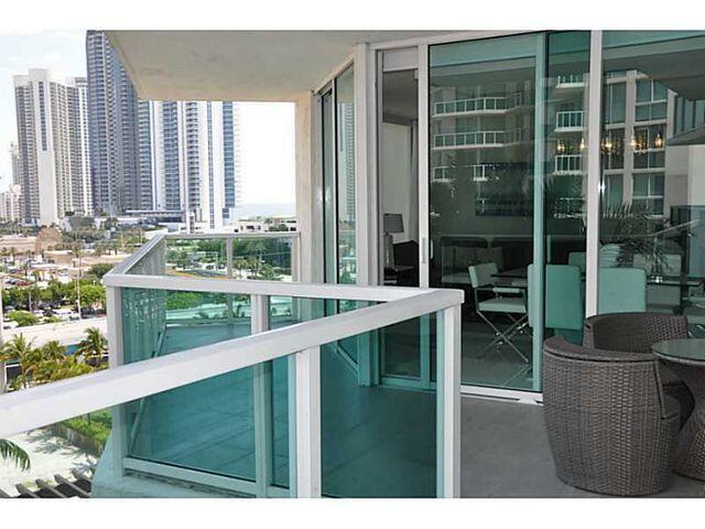 Apartamento à Venda em Sunny Isles Beach, FL