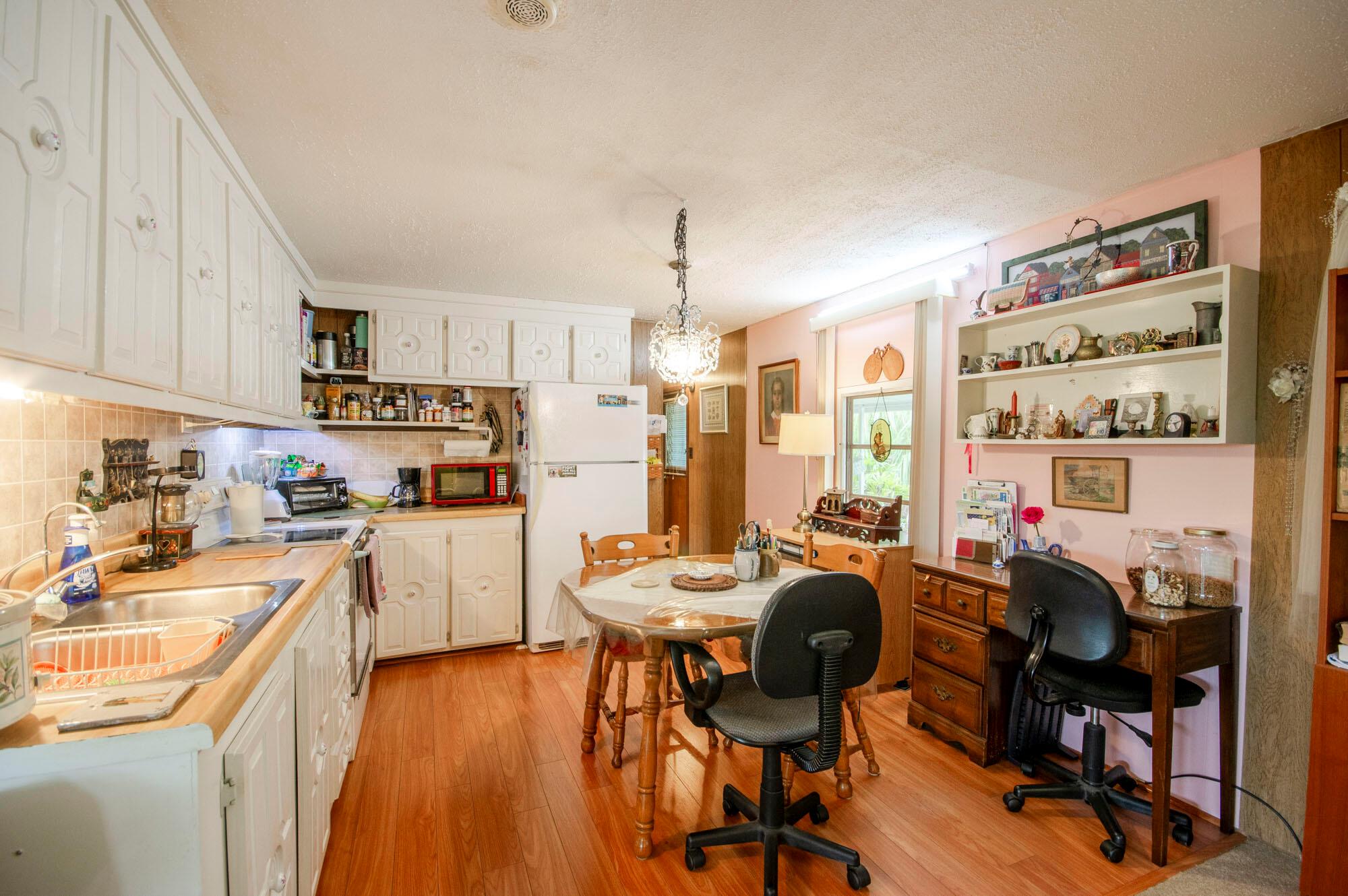 Photo 4 of home located at 266 SE Trafalgar Terrace, Stuart FL
