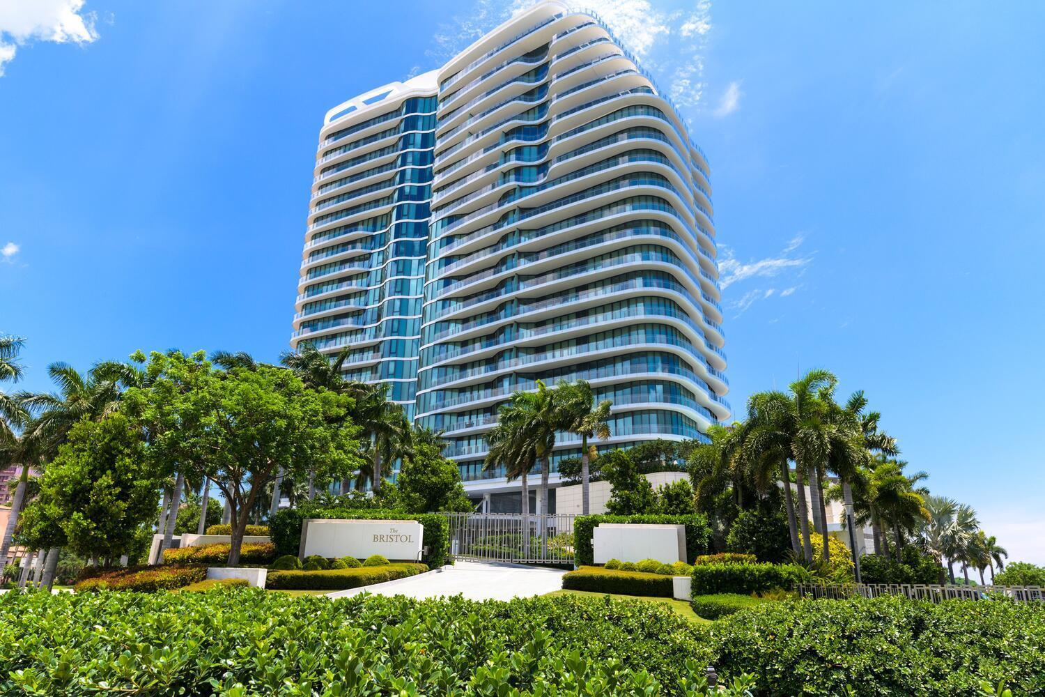 Magnificent expansive water views greet you as you enter from your private foyer.  This beautifully appointed four bedroom, four and a half bath unit plus den, fully equipped Downsview custom kitchen.  Windows galore facing south as you are cooking.  Magnificent sunset views from kitchen west and all guest bedrooms.