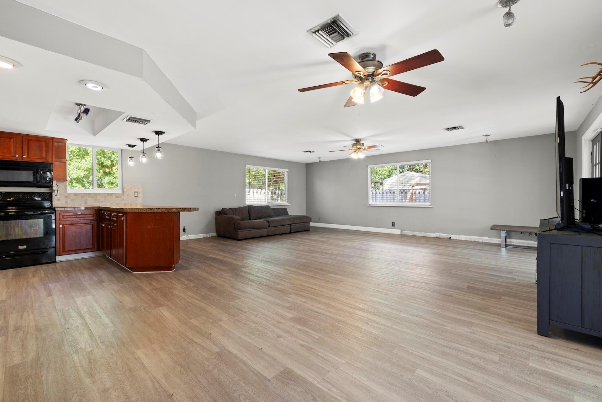 Photo 3 of home located at 6918 Tradewind Way, Lake Worth FL