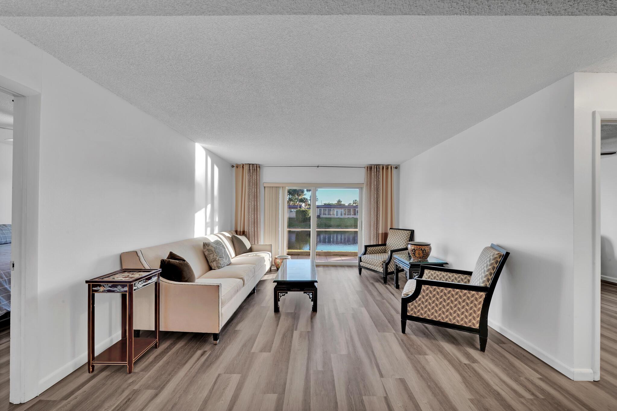 Photo 4 of home located at 182 Lake Evelyn Drive, West Palm Beach FL