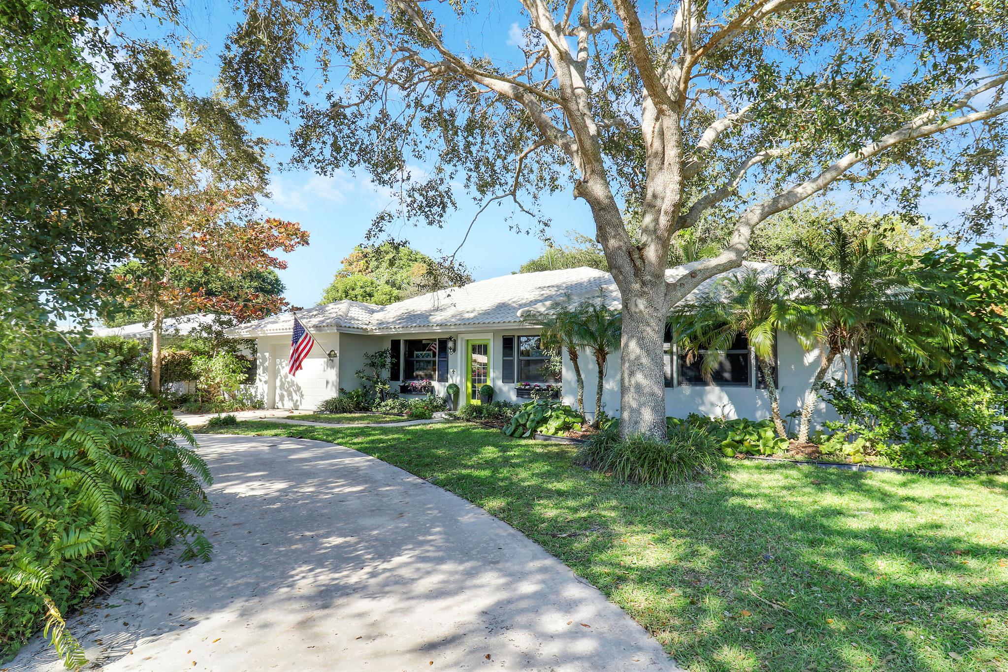 Image to showcase the property located at 9871 SE Little Club Way N