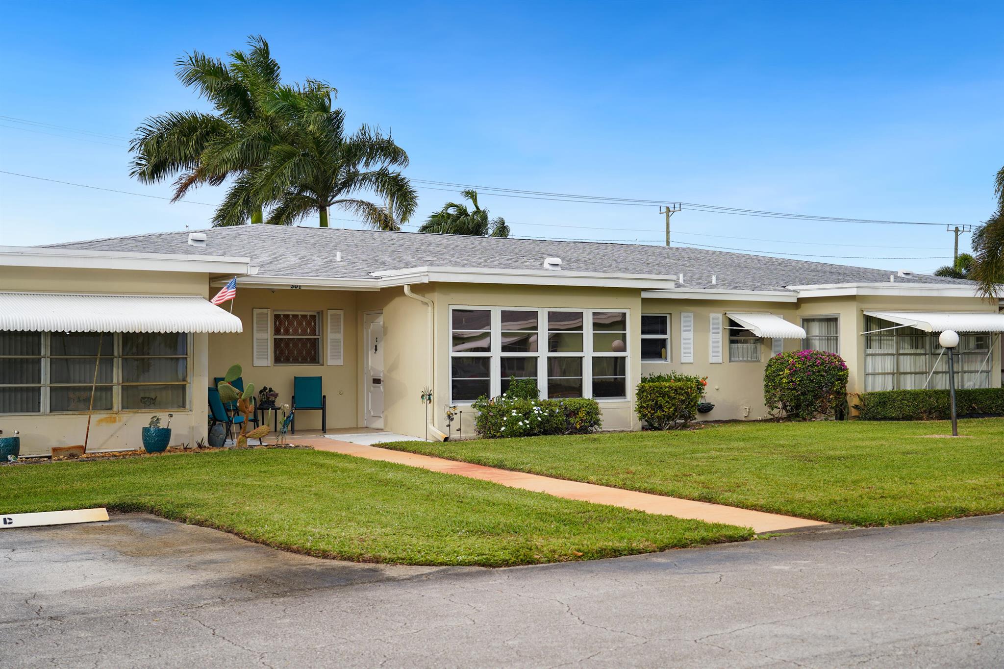 Beautiful community nearby main roads and highway I-95; Freshly painted ready to move in, kept in great conditions. Great if you want to downsize or looking for a second home.Minutes away from Boynton beach where you can enjoy white sand beaches, sunny days, looks like a paradise on earth. 2 bedrooms 2 full bathrooms, big and bright spaces that will make you feel right at