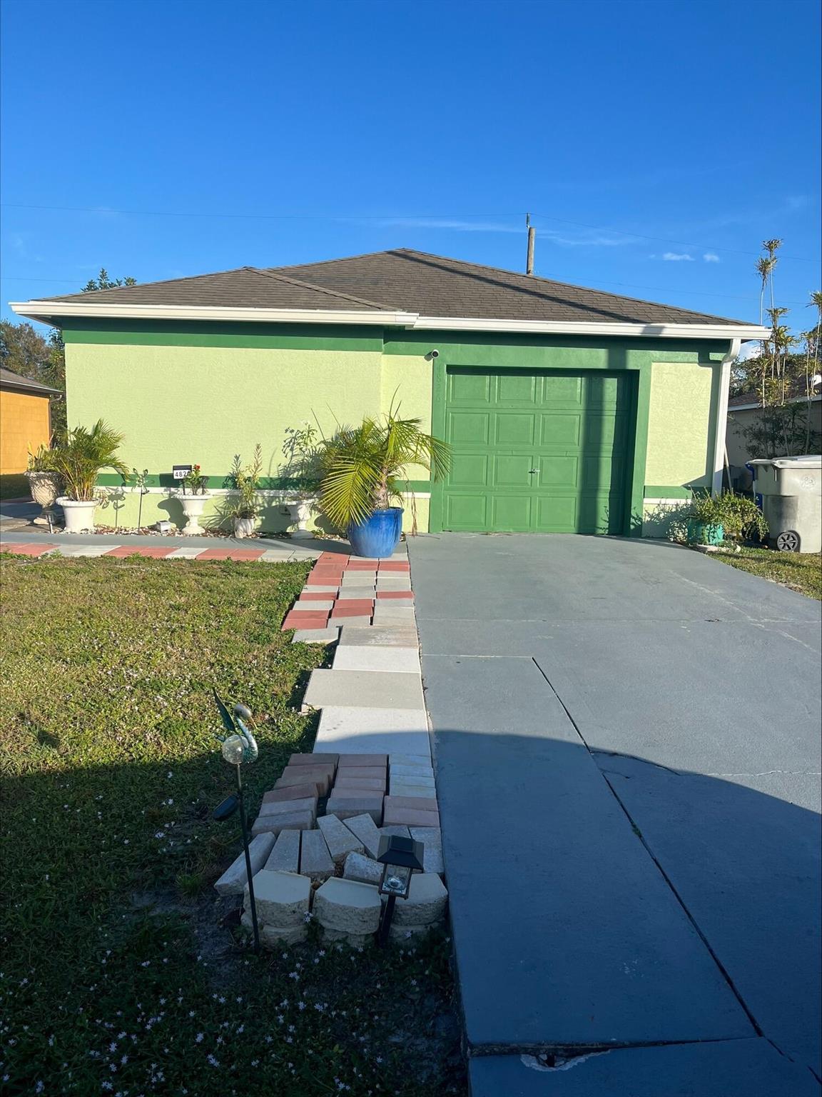 CBS & a true 4 bedroom 2 bathroom and a 2 car garage Vero Beach home. Affordable home! Super close to the beaches.