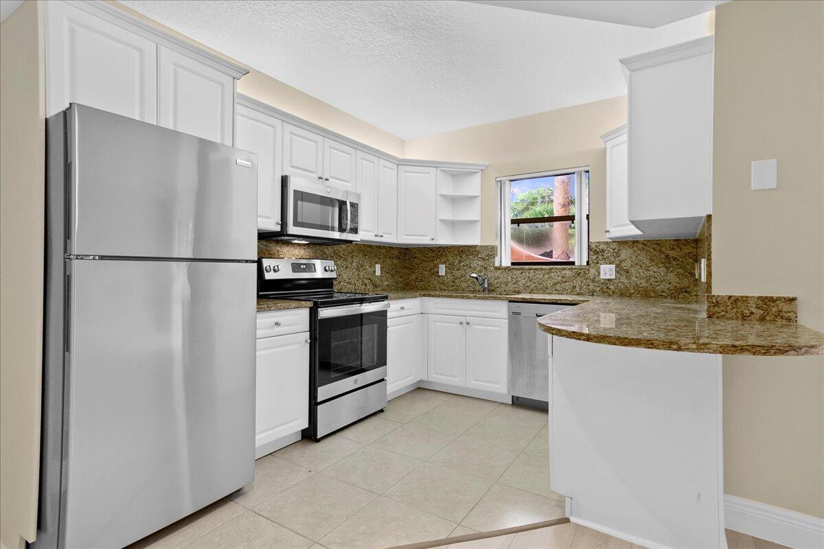 Image to showcase the property located at 41 Uno Lago Drive