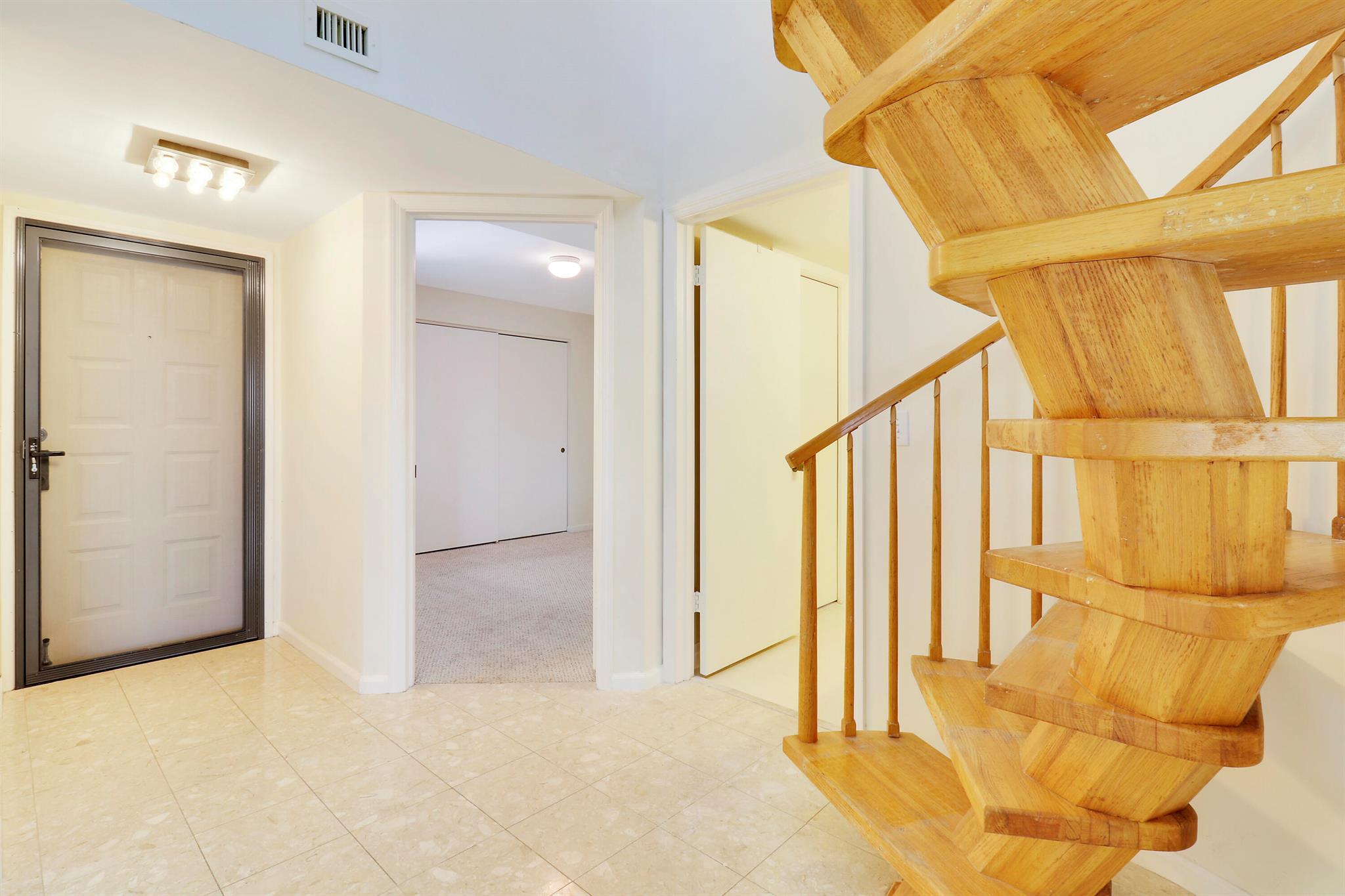 Image to showcase the property located at 144 Bay Colony Drive N