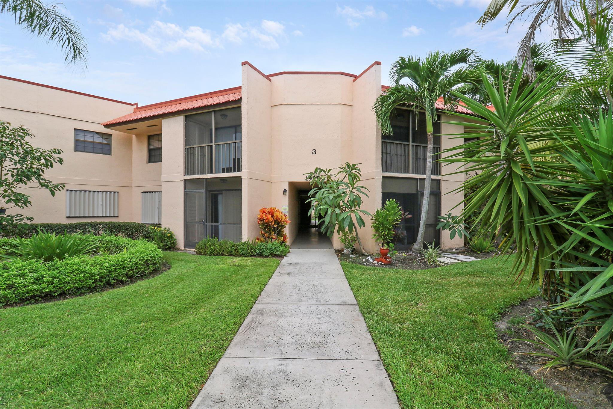 Cozy 1 bedroom 1 bathroom condo in the quiet community of Savanna Club in Jensen Beach. Open floor plan, tile throughout, ample living space and screen balcony. Spacious kitchen with under cabinet lighting and stainless steel appliances. Master suite with updated bathroom vanity & shower/tub. Plenty of community amenities including clubhouse, pool and game room!