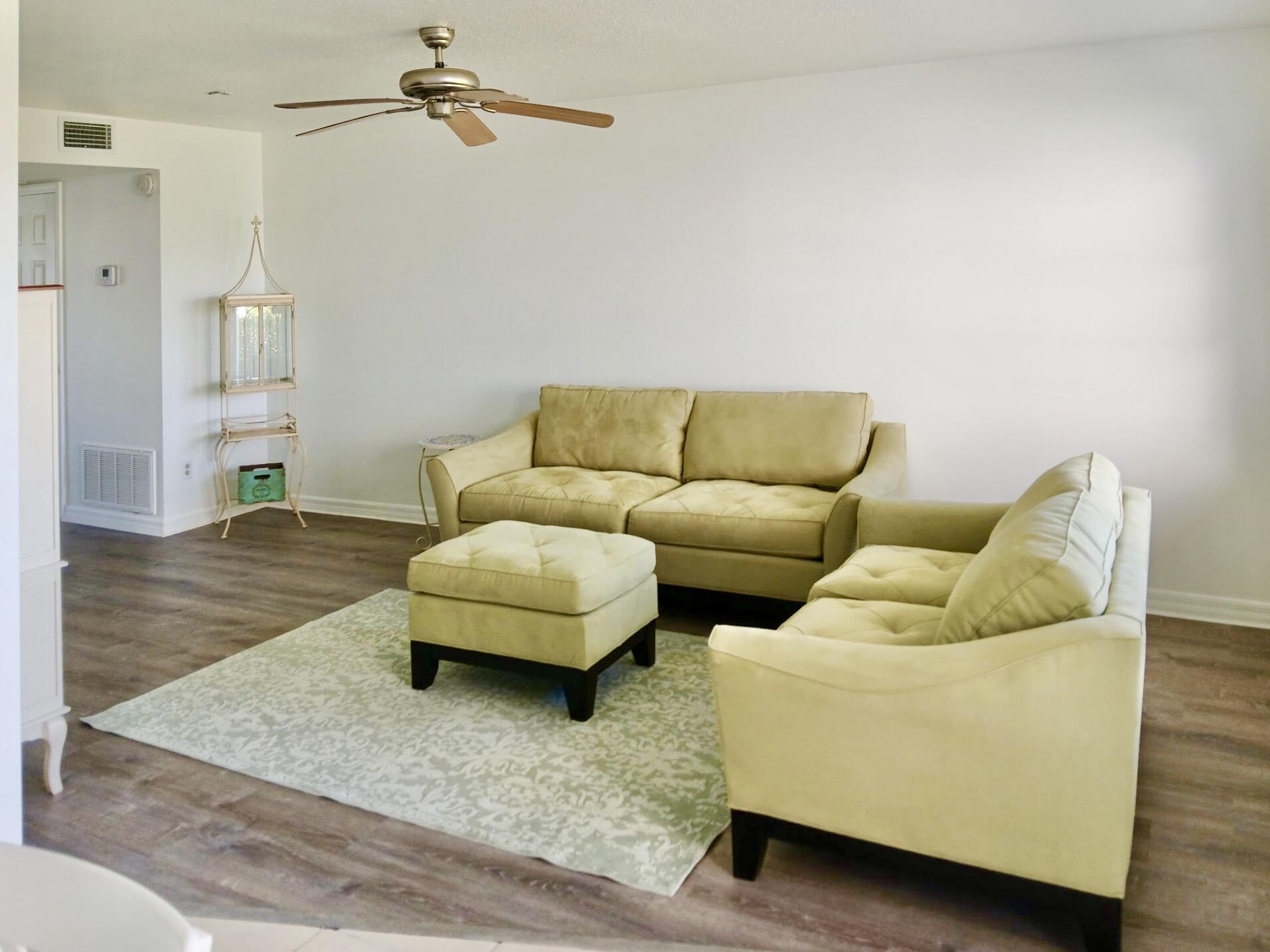 Photo 8 of home located at 33 Pine Arbor Lane 103, Vero Beach FL