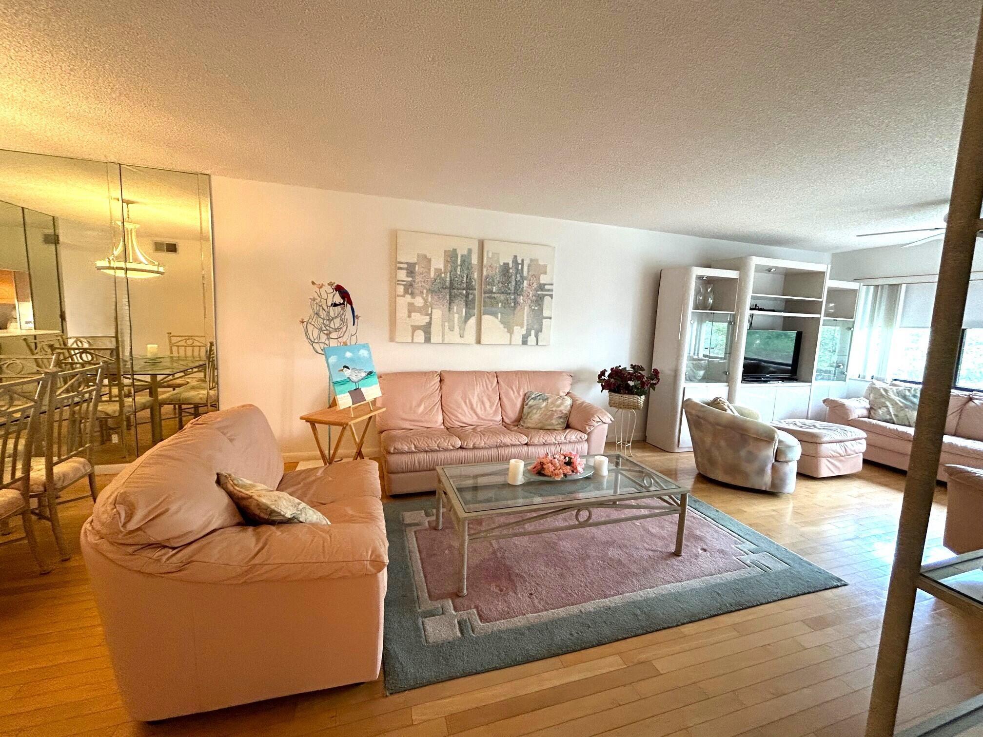Photo 11 of home located at 7673 Tahiti Lane 106, Lake Worth FL