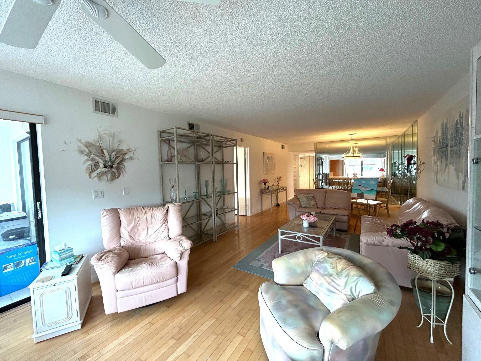Photo 15 of home located at 7673 Tahiti Lane 106, Lake Worth FL