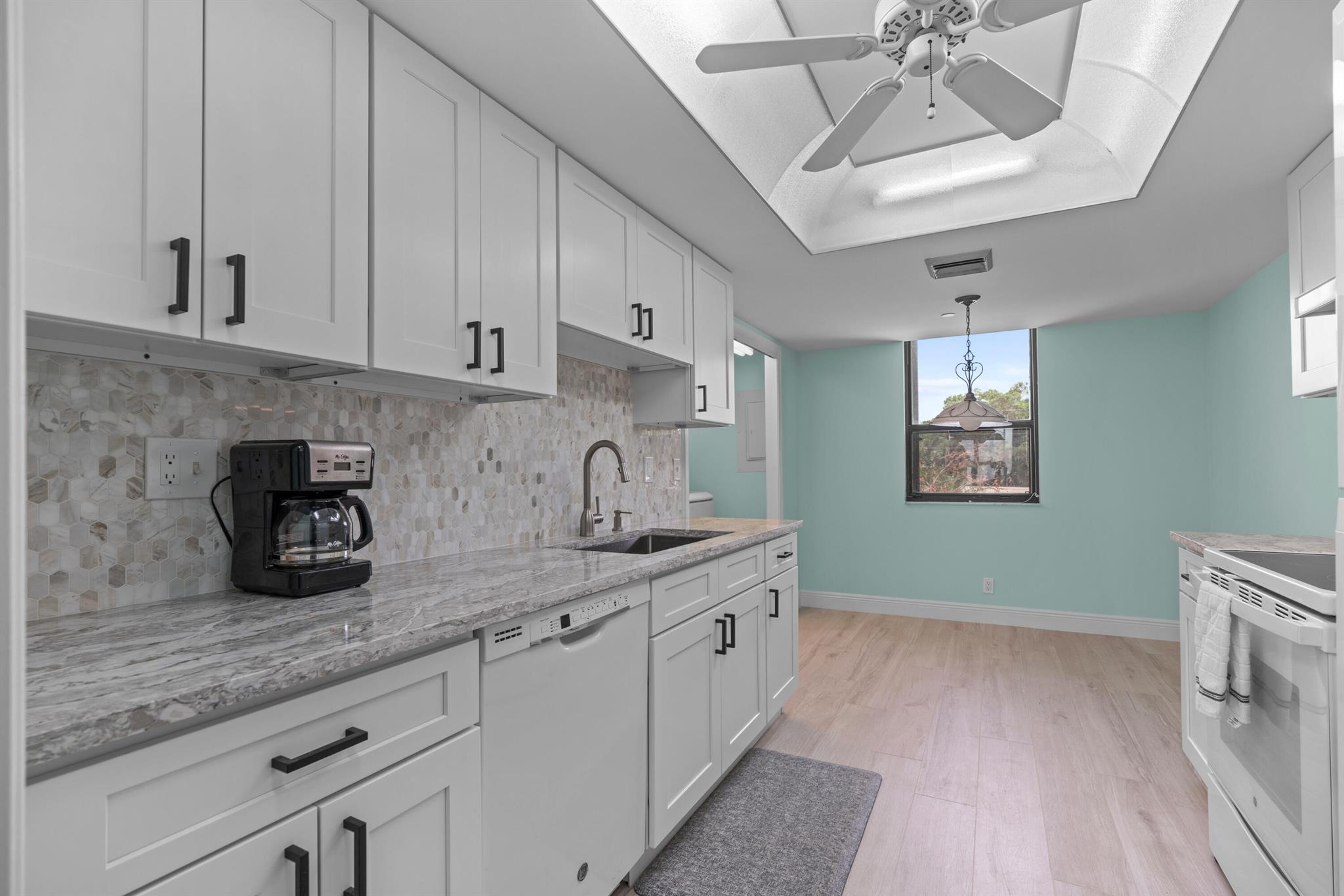 Photo 13 of home located at 1542 Jupiter Cove Drive 207, Jupiter FL