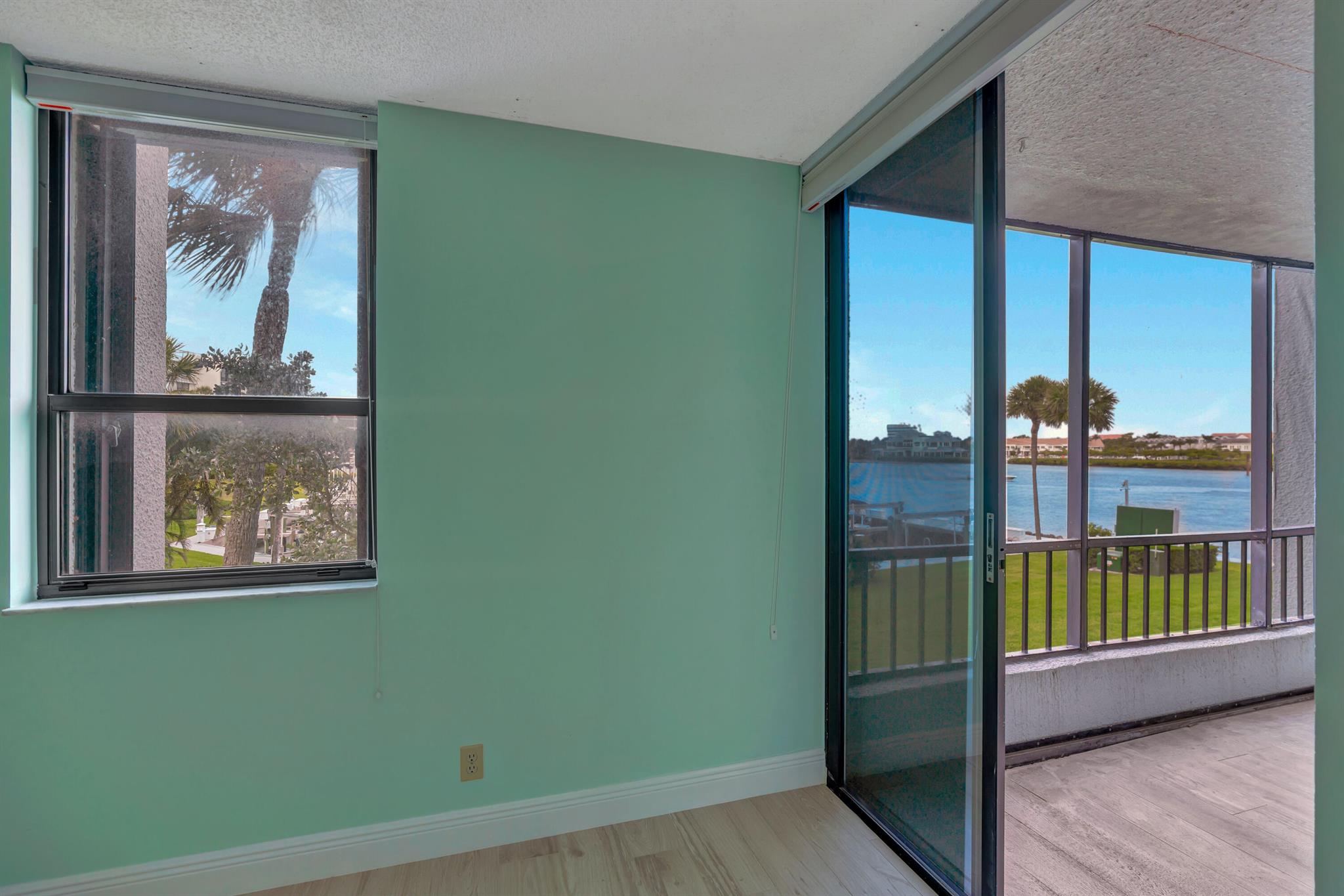 Photo 15 of home located at 1542 Jupiter Cove Drive 207, Jupiter FL