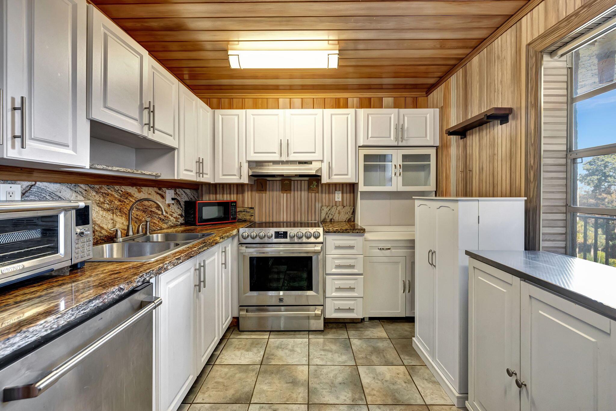 Photo 15 of home located at 3910 Inverrary Boulevard 601-B, Lauderhill FL
