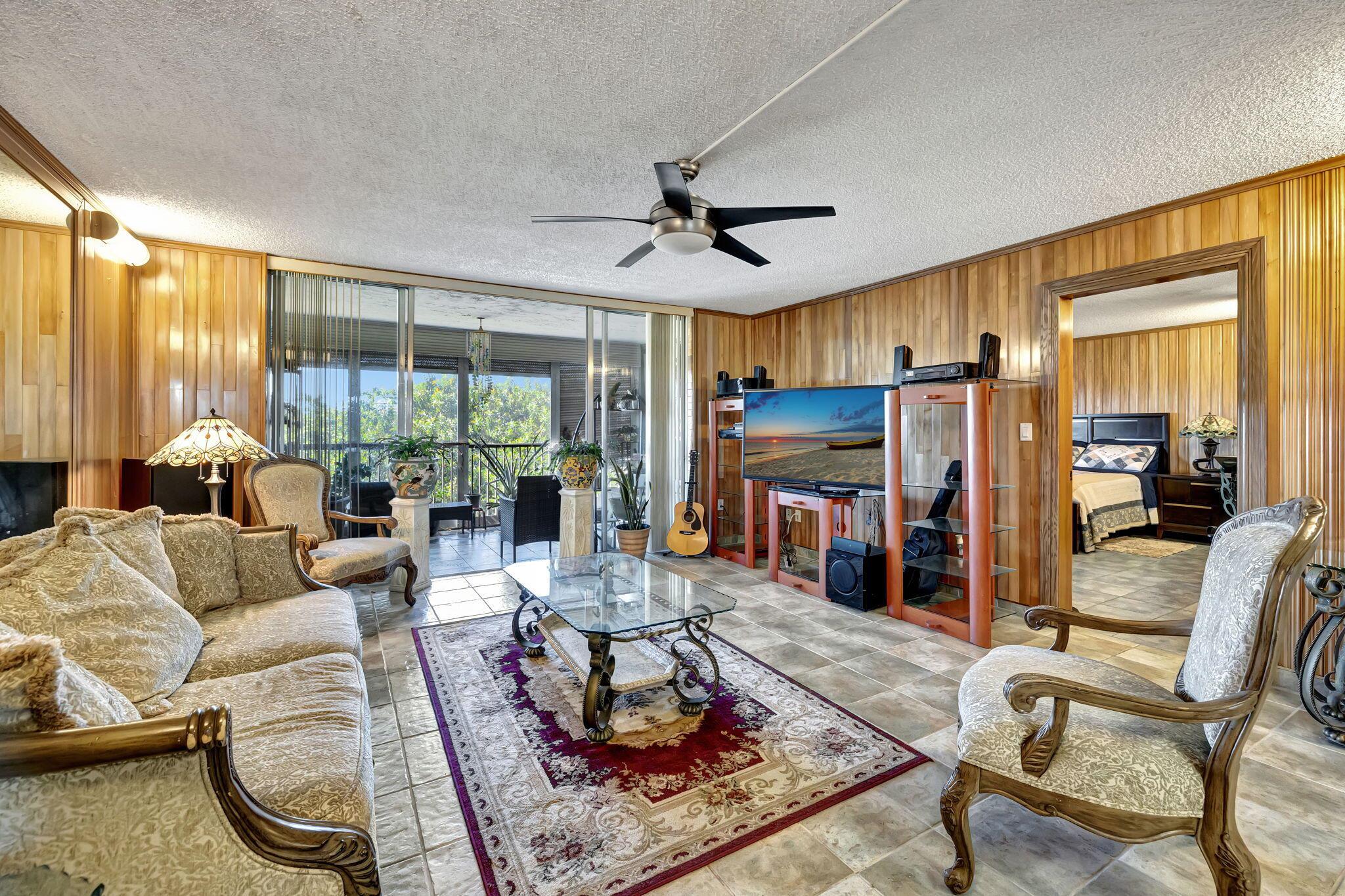 Photo 2 of home located at 3910 Inverrary Boulevard 601-B, Lauderhill FL