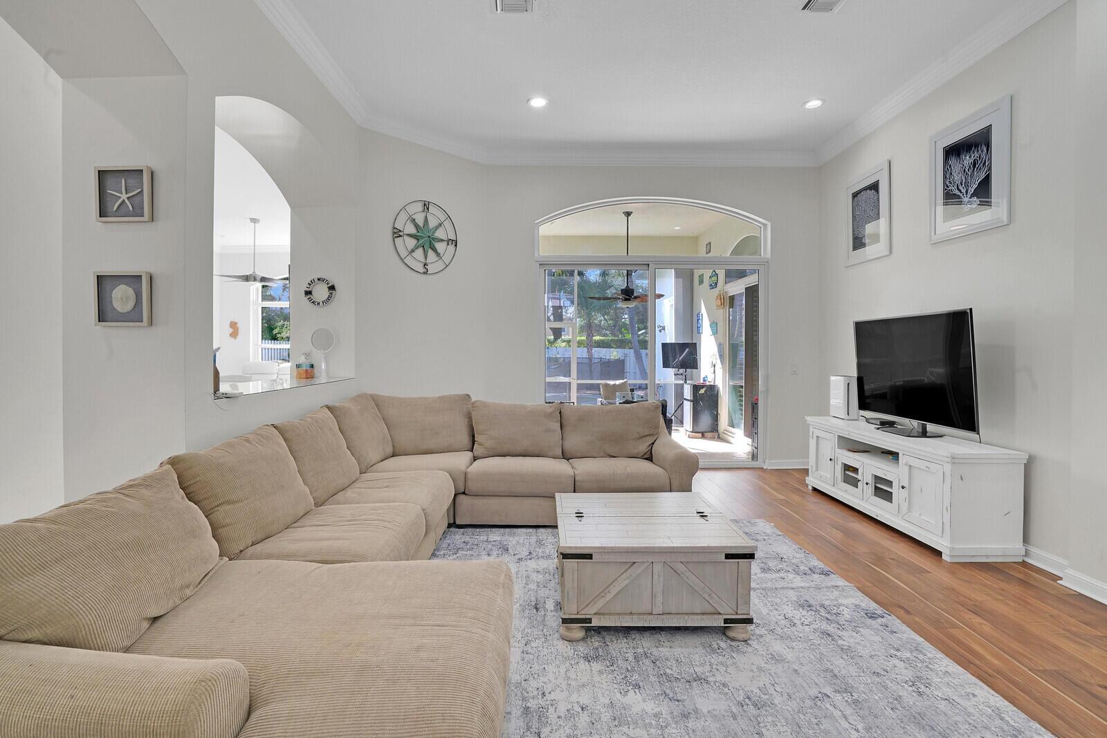 Photo 4 of home located at 6898 Houlton Circle, Lake Worth FL