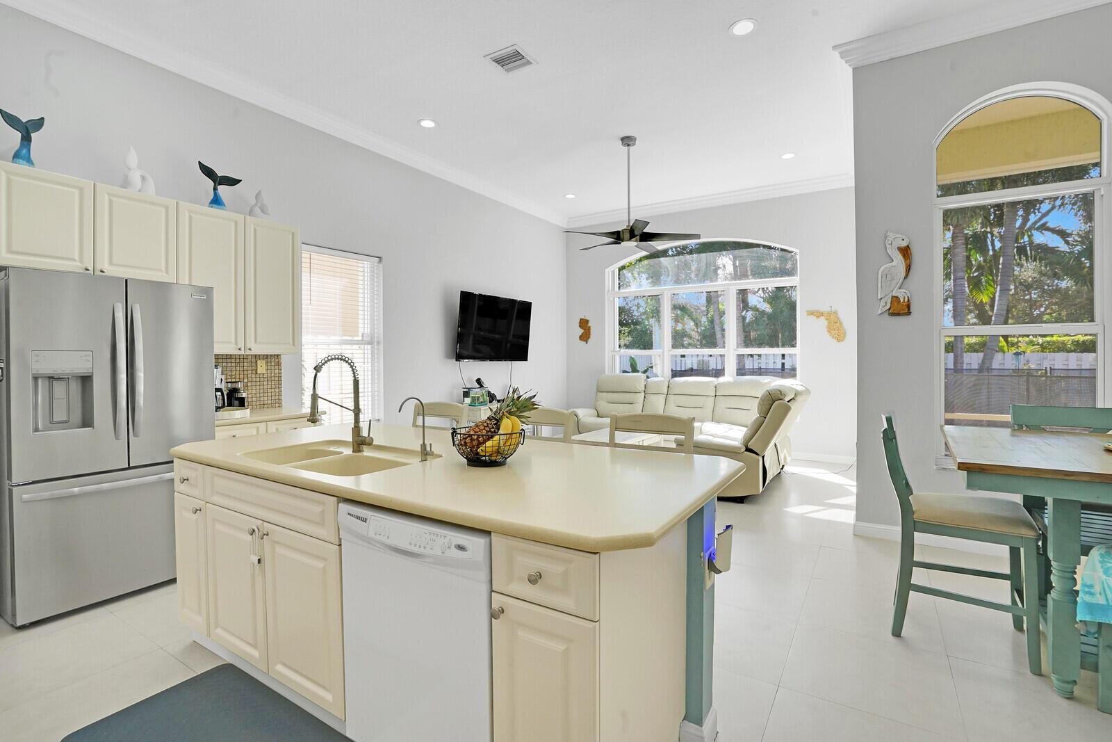Photo 7 of home located at 6898 Houlton Circle, Lake Worth FL