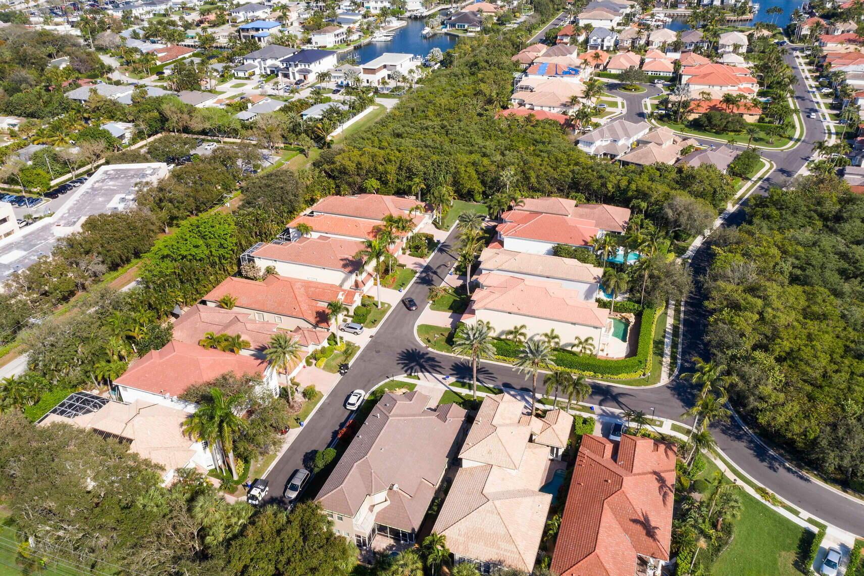 Photo 4 of home located at 703 Voyager Lane, North Palm Beach FL