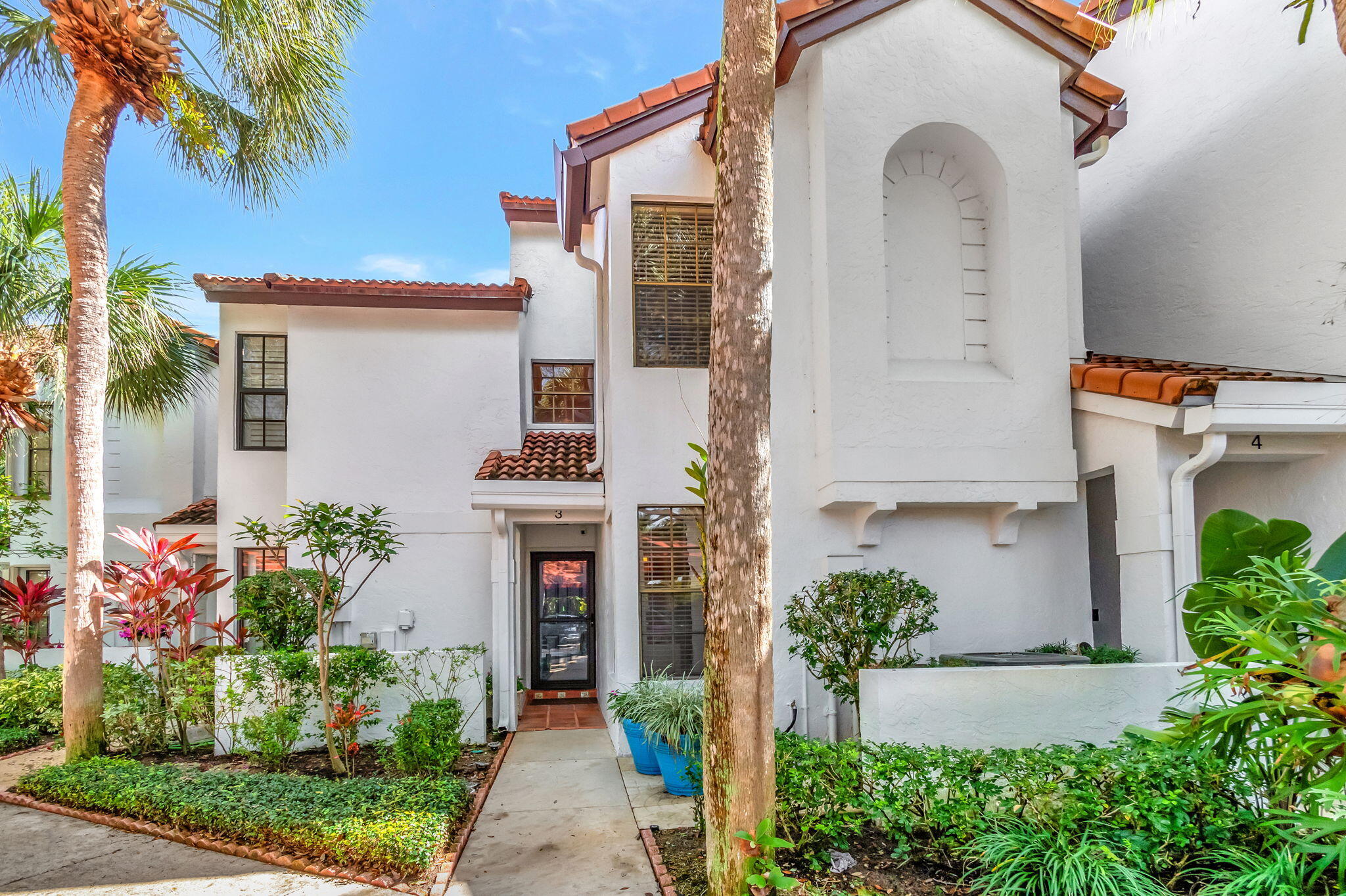 Welcome to this wonderful 3BR/3BA townhome in the sought after gated community of Mariners Cove. Mariner's Cove offers a beautiful clubhouse, community pool, spa, fitness center and marina with newly renovated docks. The open floor plan leads to a combined living and dining area and screened in porch. There is a nicely equipped kitchen with breakfast bar and stainless steel appliances. Also downstairs is a nice sized guest bedroom and an upgraded full bathroom. The upstairs is complete with a master bedroom with beautifully renovated ensuite bath and  walk in closet. There is second bedroom and another full hall bath. The washer/dryer is conveniently located upstairs. You will love enjoying the outdoors from the open patio that opens to one of the largest back yard areas in the community.