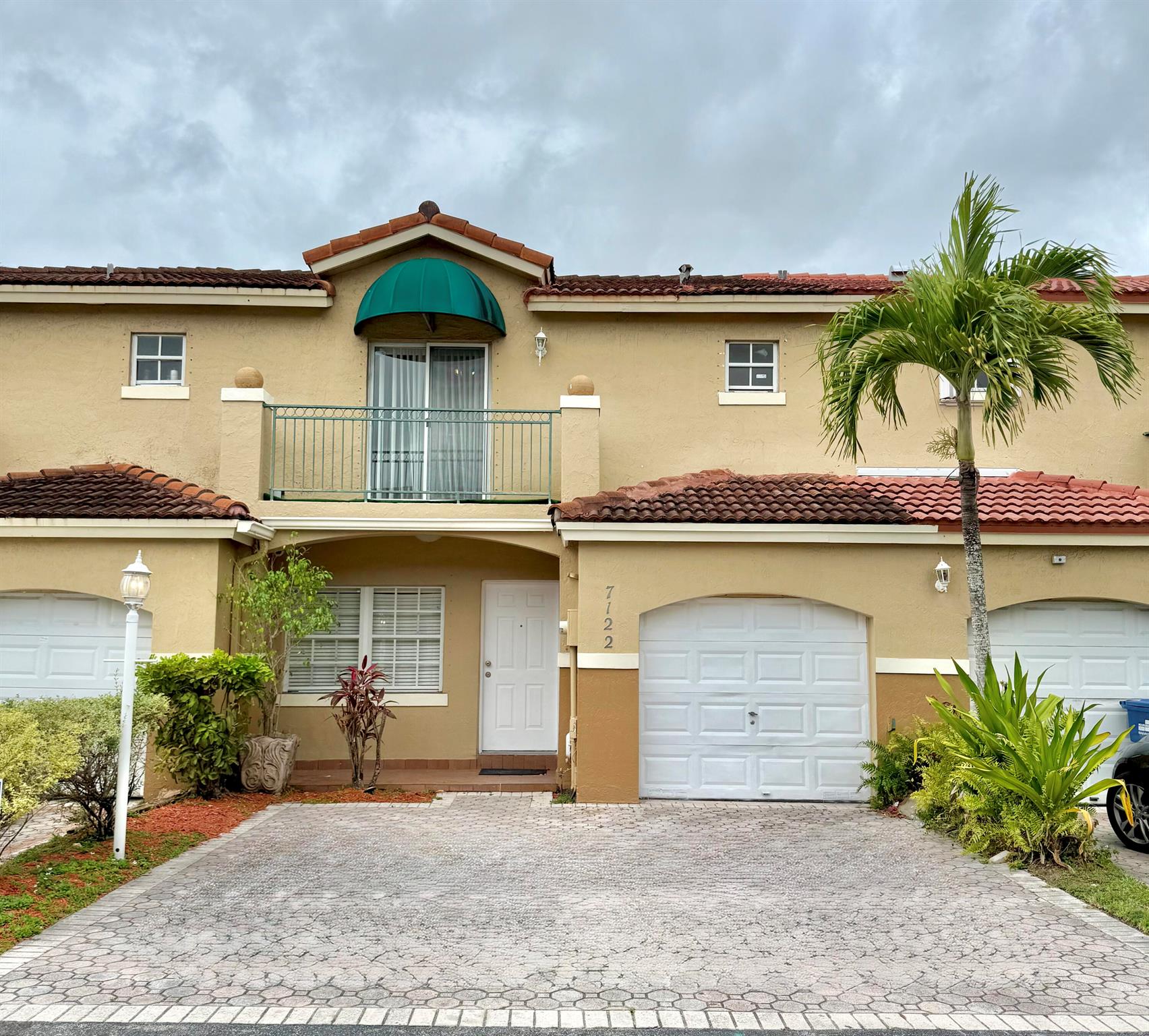 Price improvement on this clean and spacious townhouse in Sail Pointe of Kendall. One of the most perfectly situated townhomes in the community,  lakeside on the southern end of the complex. Three bedrooms & two and a half bathrooms, a modern style kitchen, new appliances including dishwasher, garbage disposal & microwave..as well as new lighting fixtures on the first level.Plenty of storage space including a clean, freshly painted one car garage and an under stair storage closet. Lots of possibilities with this home. Well established community with low HOA fees & quiet streets. The home needs some upgrades & renovations. Great investment and Seller is MOTIVATED, make your best offer today.Comunidad bien establecida con bajas cuotas de la Asociacion de Propietarios (