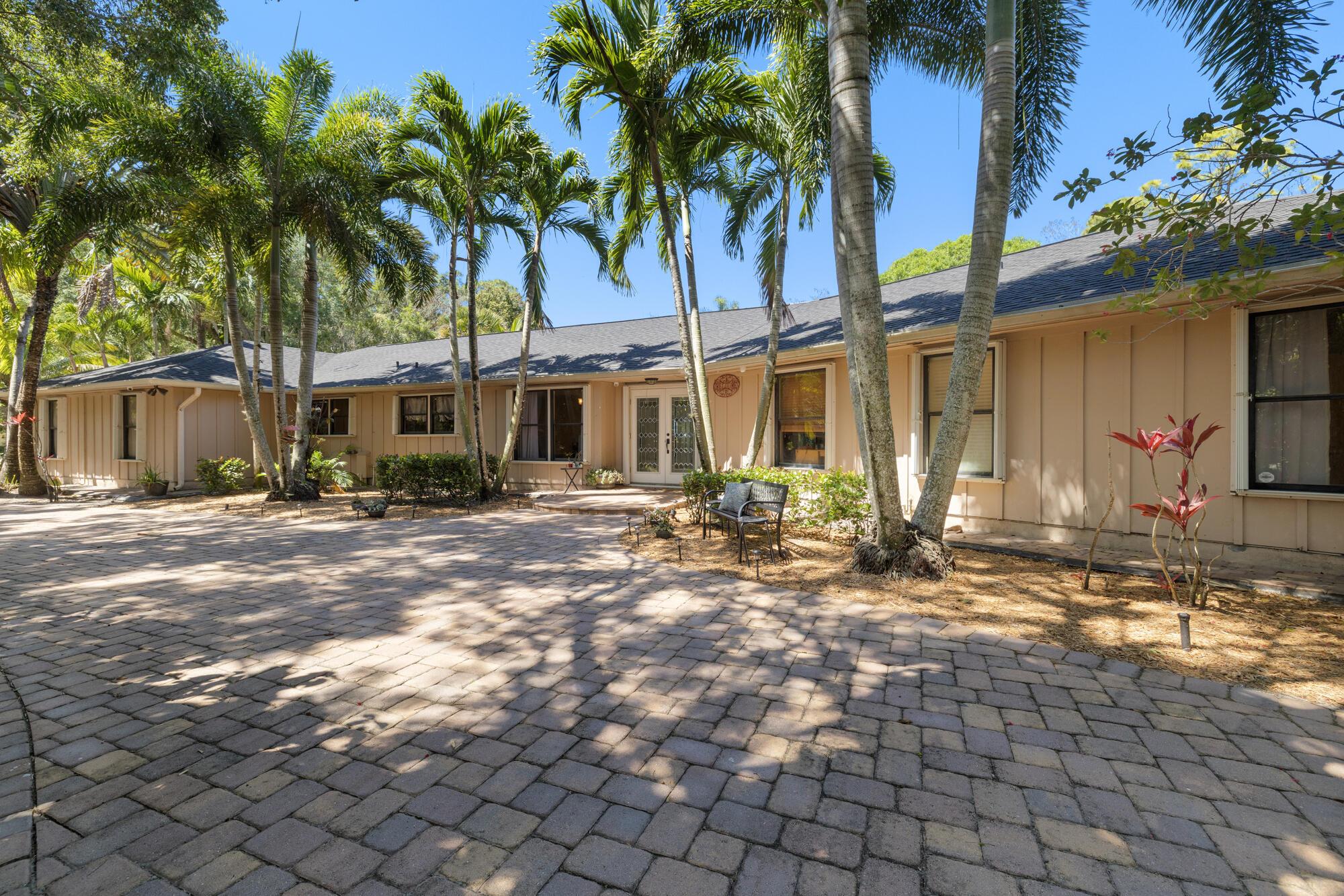 8515 Thousand Pines Circle, West Palm Beach, Florida 33411