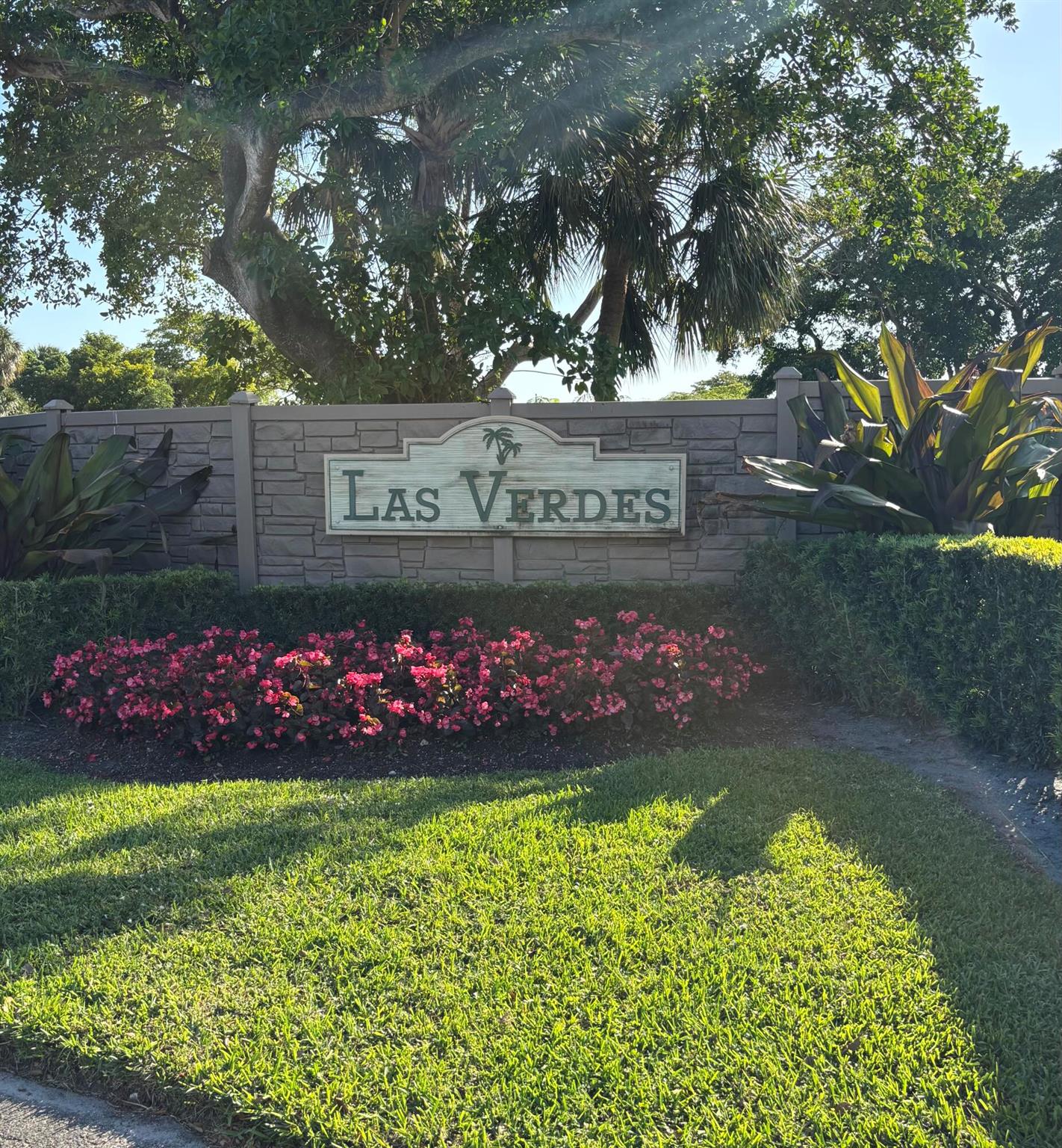 Come view this quaint two bedroom two bathroom garden style condominium in the heart of Delray Beach! With low hoa costs, manned gate, easy access to 95, local shoppes, restaurants, and the world renown Delray Beach, you don't' want to miss out on this opportunity.The owner installed a Brand new a/c unit, stainless steel appliances, recessed lighting, and customized closets. For more information on this hidden gem, schedule a showing today!!