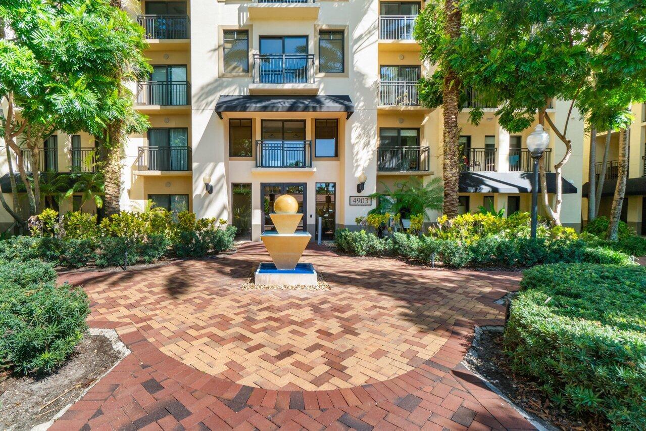 Located in the heart of Palm Beach Gardens, this stunning first-floor condo offers the perfect blend of comfort and convenience. Featuring a desirable split floor plan, a spacious dining area with a breakfast bar, and a large living room, this home is ideal for modern living. The second bedroom boasts private access to the second bath, and an oversized utility closet provides ample storage. Enjoy relaxing on your covered patio, with additional storage conveniently located across from the clubhouse and pool. Community Features: Clubhouse Business Center Community Room Resort-Style Pool & Tennis Courts. Step right outside and explore a vibrant selection of top-tier restaurants and shopping options just moments away! Don't miss this opportunity to live in one of the most sought-after ....