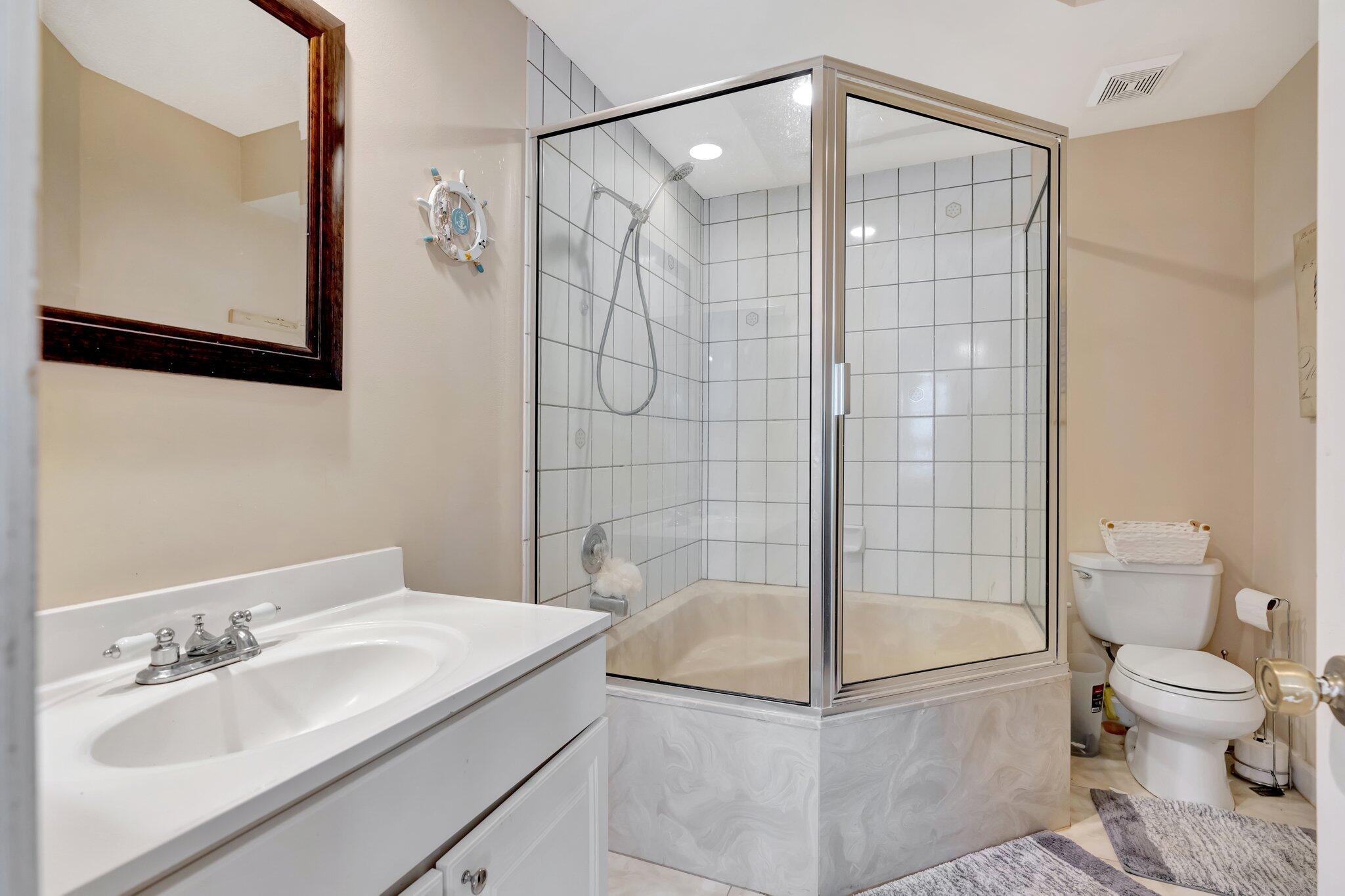 Photo 16 of home located at 130 Cypress Point Drive, Palm Beach Gardens FL