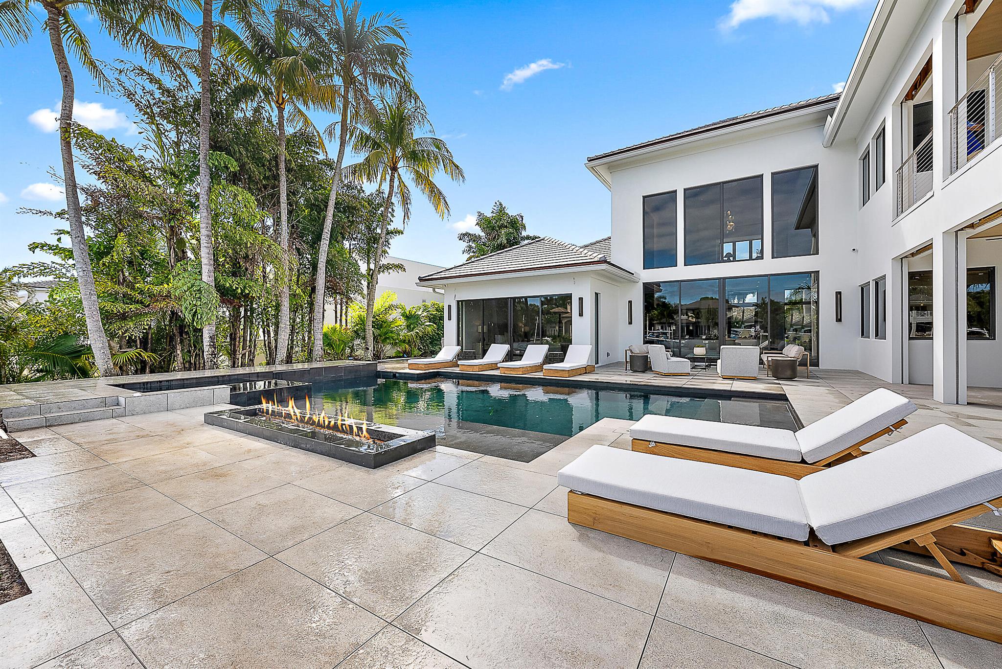 Photo 16 of home located at 126 Quayside Drive, Jupiter FL