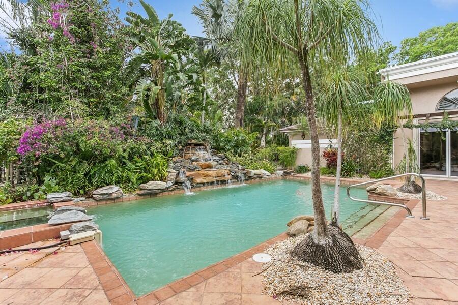 Photo 4 of home located at 404 Mariner Drive, Jupiter FL