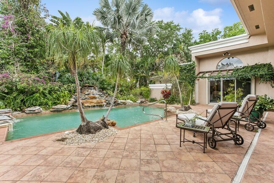 Photo 5 of home located at 404 Mariner Drive, Jupiter FL