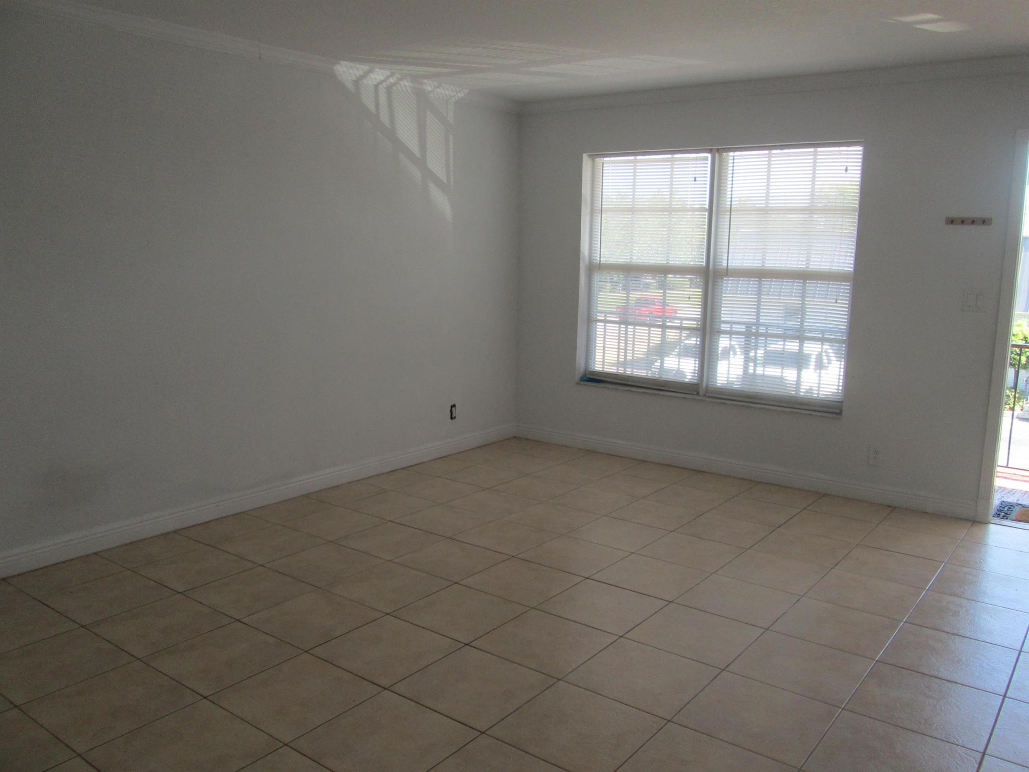 Image to showcase the property located at 405 N Cypress Drive 4