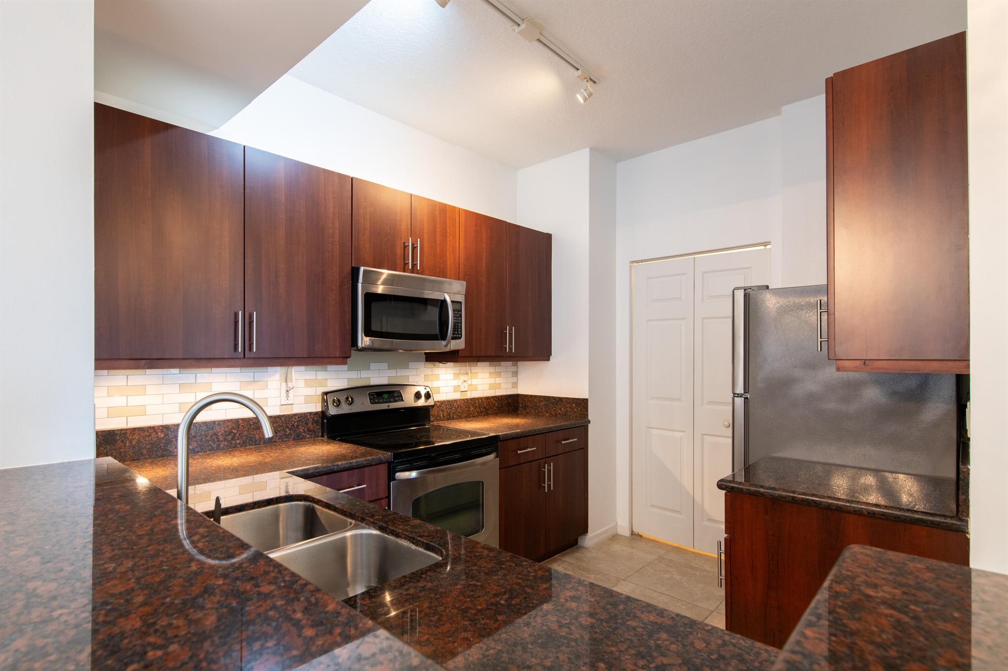 Image to showcase the property located at 4907 Midtown Lane 1411