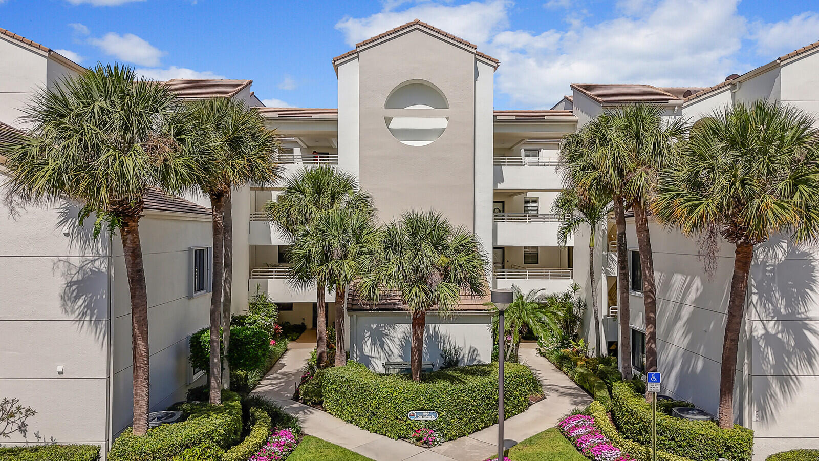Image to showcase the property located at 821 Oak Harbour Drive