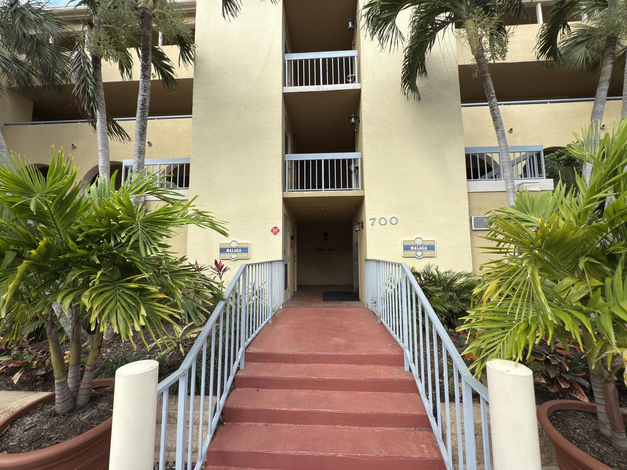 Image to showcase the property located at 700 Uno Lago Drive 305