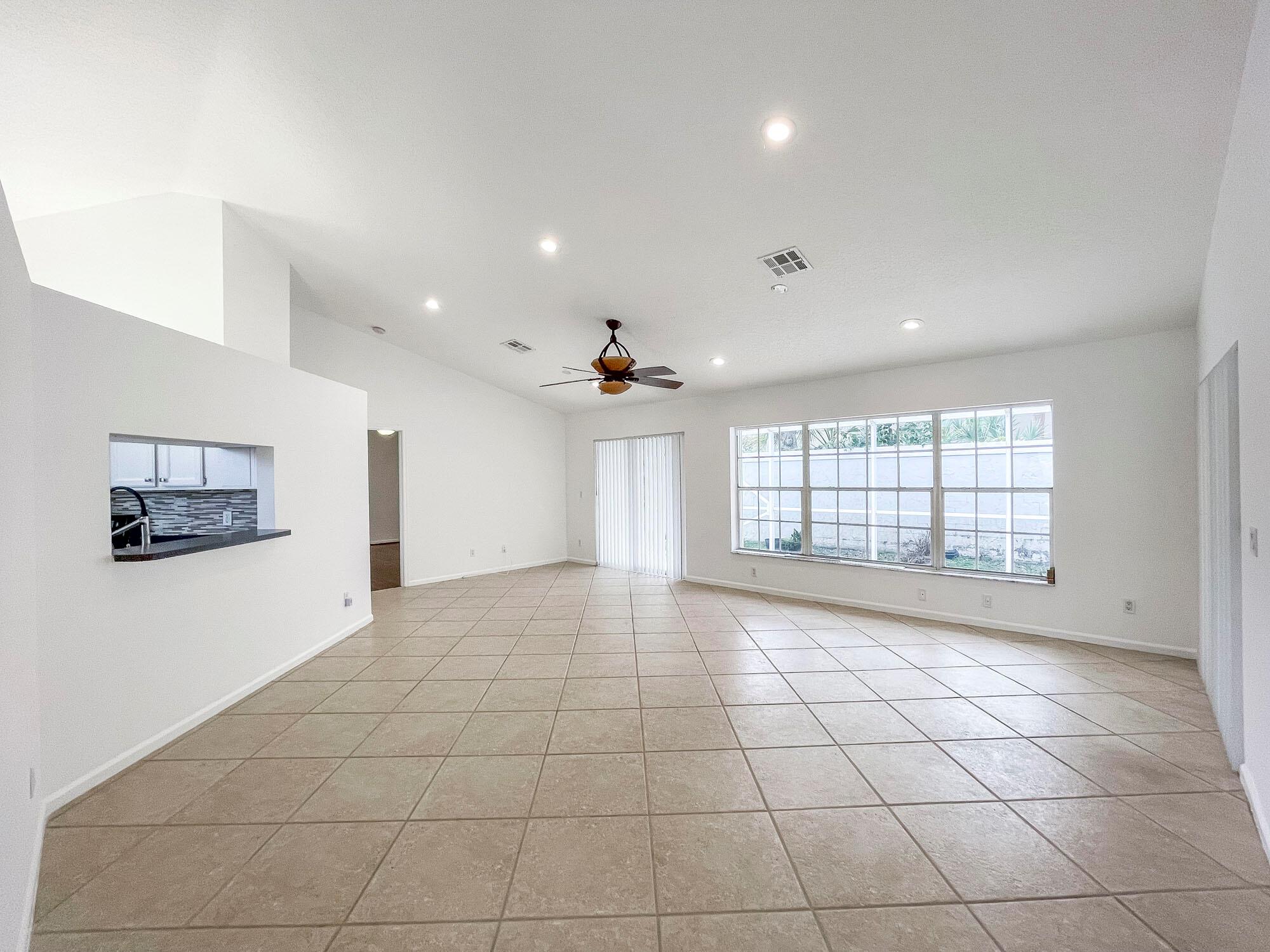 Image to showcase the property located at 252 Moccasin Trail W
