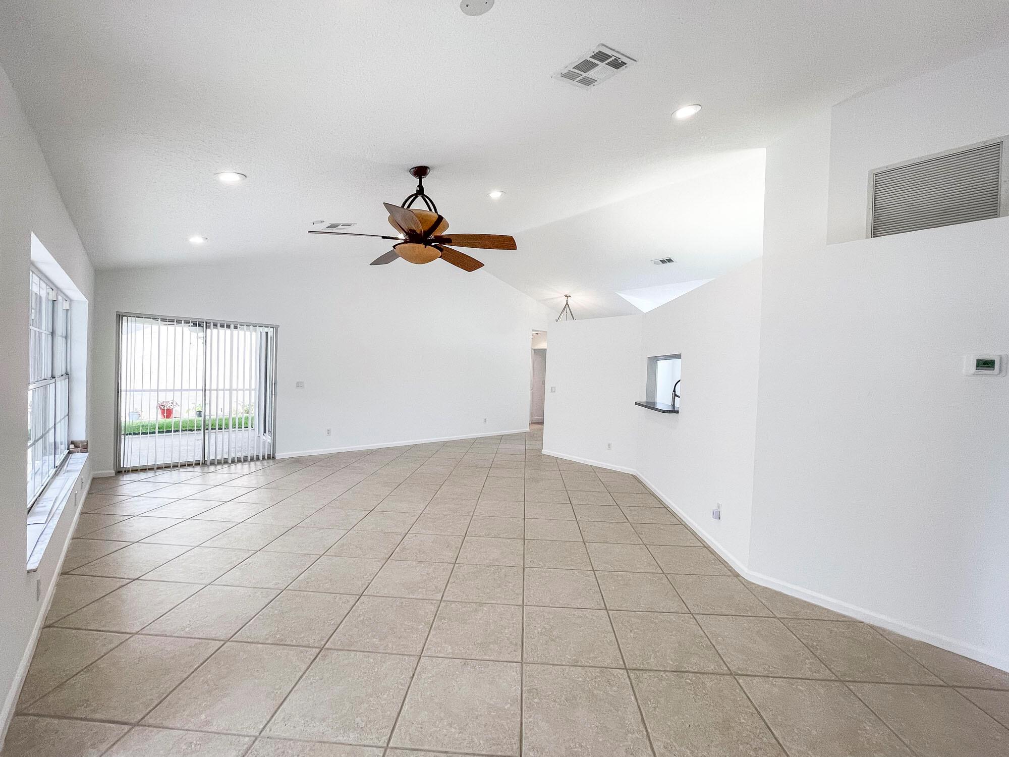 Image to showcase the property located at 252 Moccasin Trail W