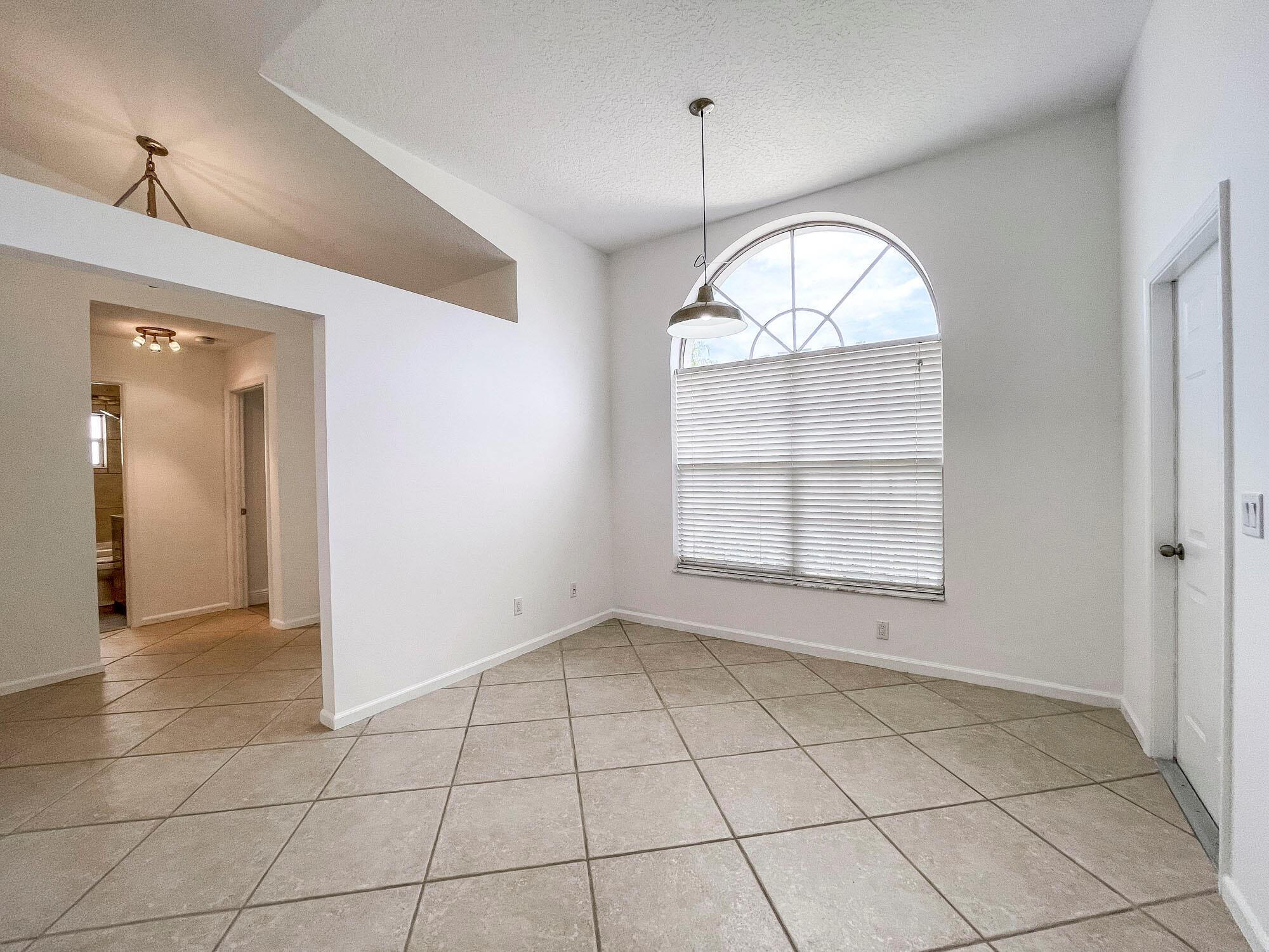 Image to showcase the property located at 252 Moccasin Trail W