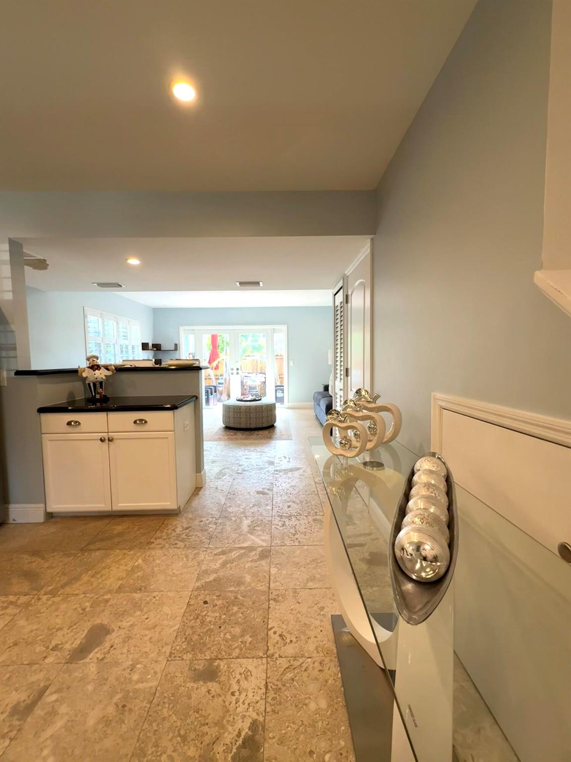 Image to showcase the property located at 409 N Cypress Drive 6