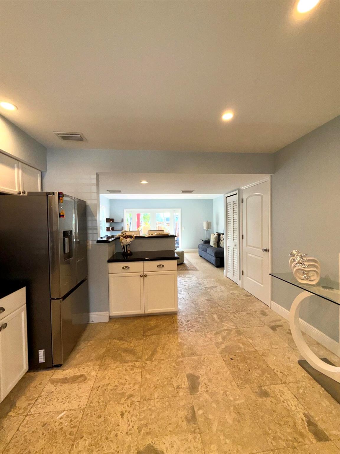 Image to showcase the property located at 409 N Cypress Drive 6