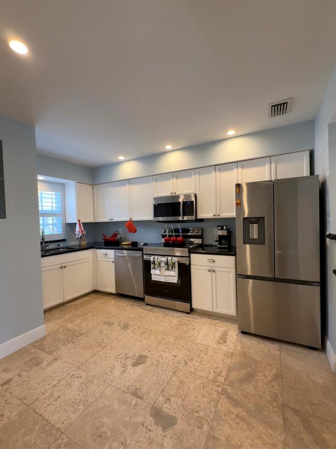 Image to showcase the property located at 409 N Cypress Drive 6