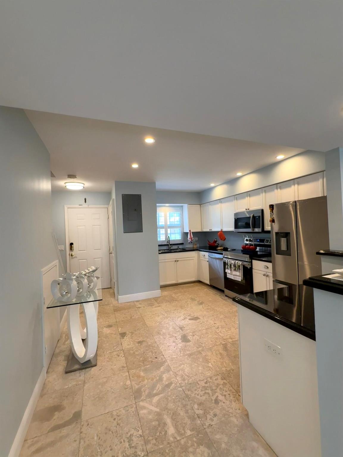 Image to showcase the property located at 409 N Cypress Drive 6
