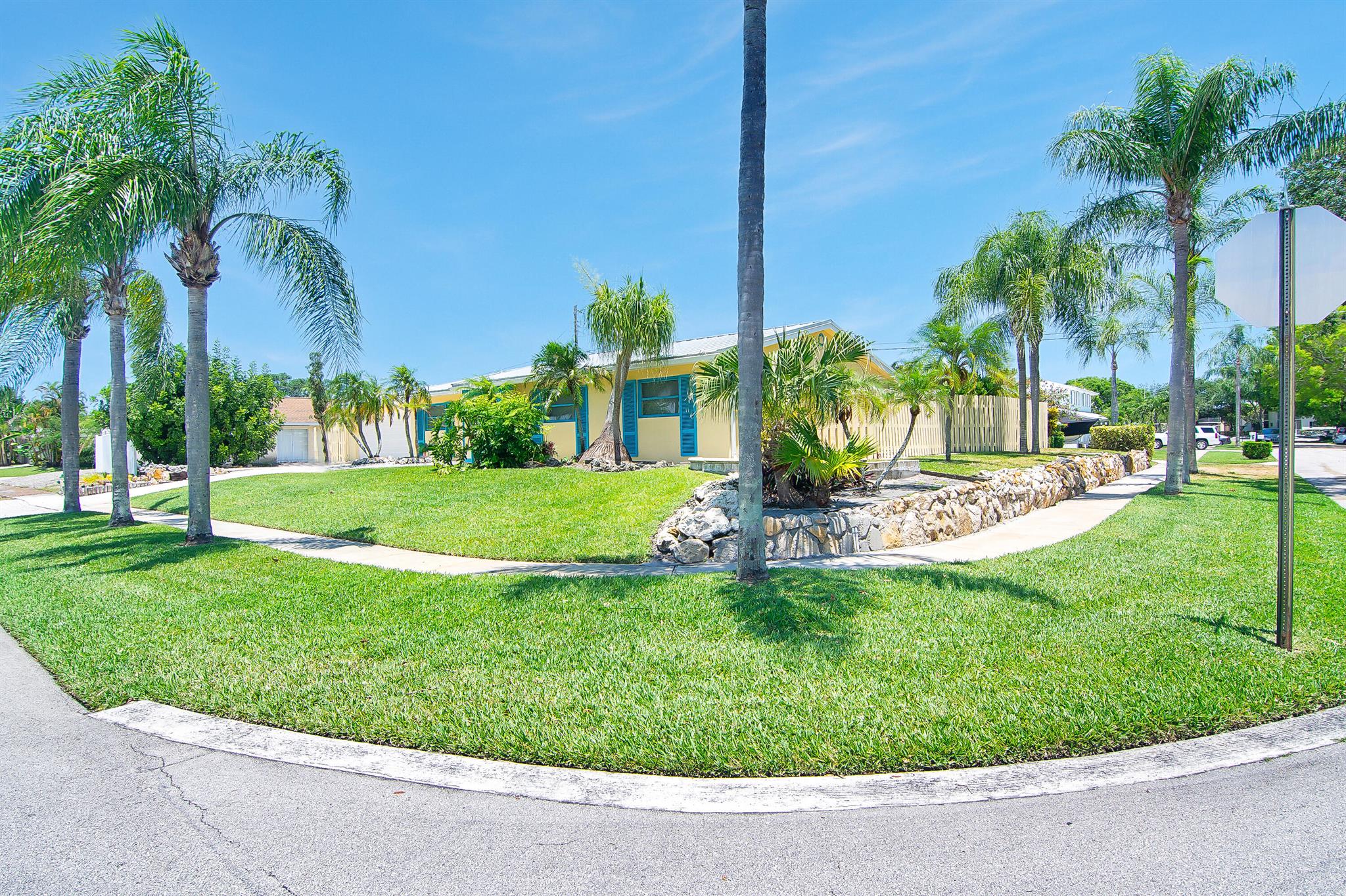 Image to showcase the property located at 360 Saturn Avenue